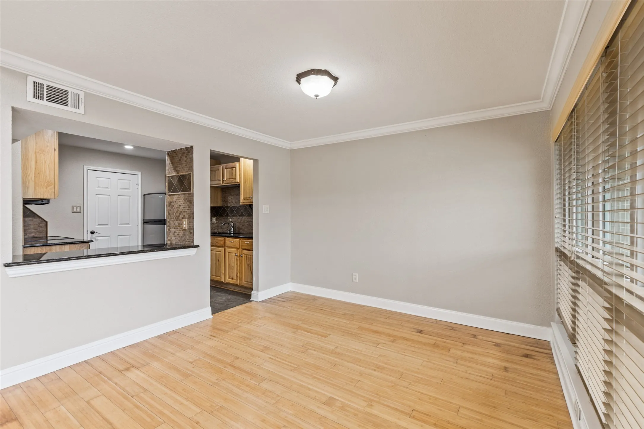 Townhouse For Rent in Dallas County , 906 Canal Street, Irving, Texas 75063, 3 Bedroom, 3 Bathroom, 2 Garage spaces, 1,453 Sqft, built in 1987, mls#21331507, Real Estate Agent in Irving, Homes For Rent in Dallas county, Homes For Rent in Irving, Realtor in Irving Texas, Real Estate Brokerage Independent Realty Texas, Luminita Cordes Realtor