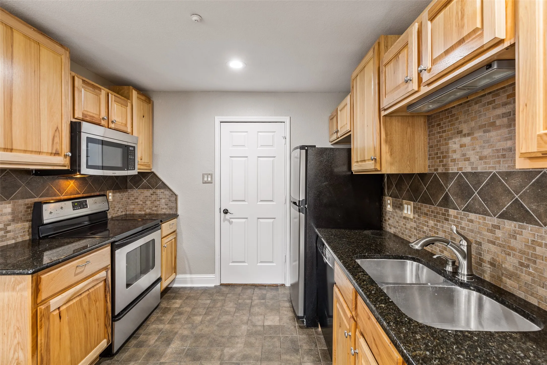 Townhouse For Rent in Dallas County , 906 Canal Street, Irving, Texas 75063, 3 Bedroom, 3 Bathroom, 2 Garage spaces, 1,453 Sqft, built in 1987, mls#21331507, Real Estate Agent in Irving, Homes For Rent in Dallas county, Homes For Rent in Irving, Realtor in Irving Texas, Real Estate Brokerage Independent Realty Texas, Luminita Cordes Realtor