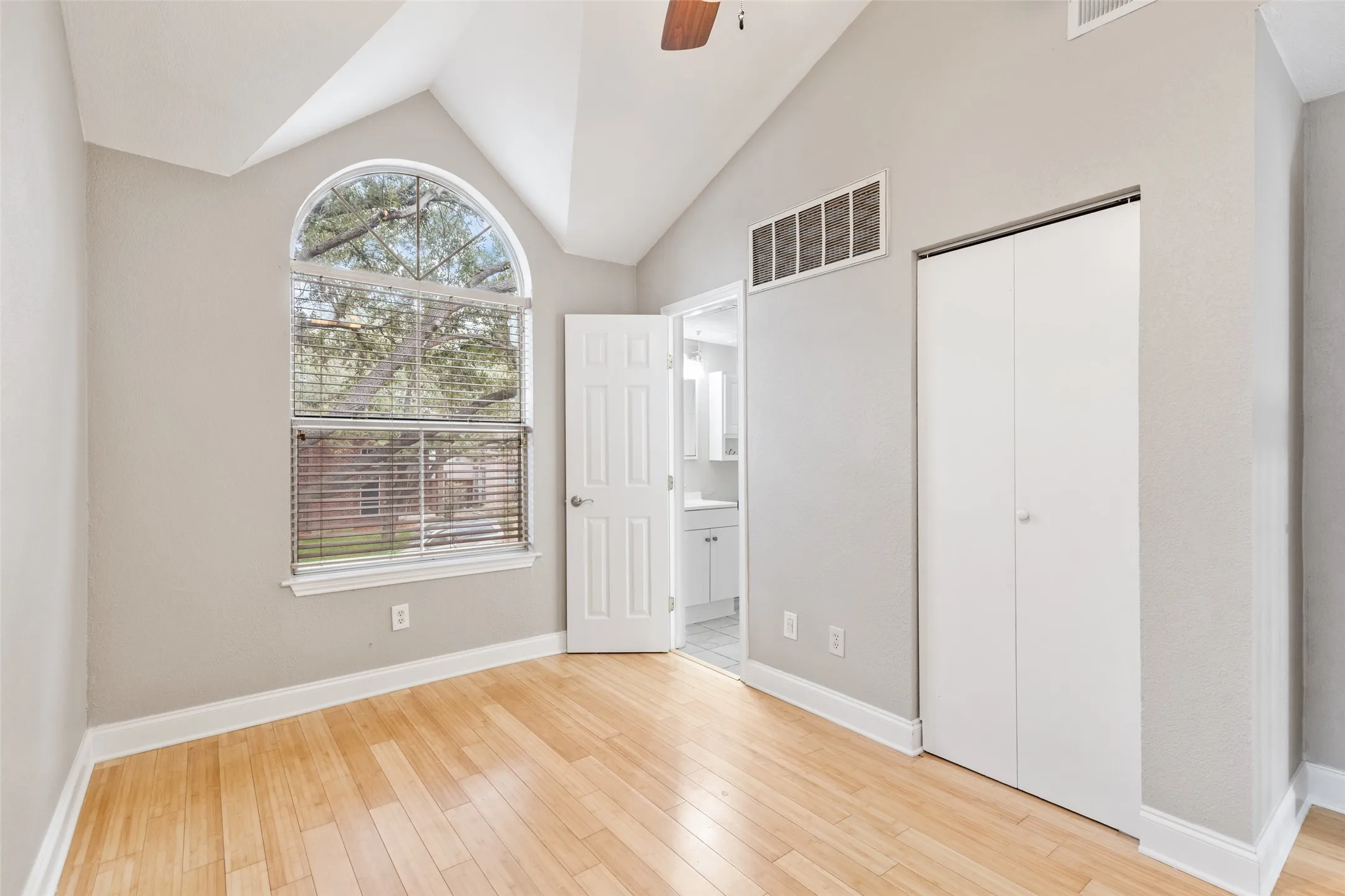 Townhouse For Rent in Dallas County , 906 Canal Street, Irving, Texas 75063, 3 Bedroom, 3 Bathroom, 2 Garage spaces, 1,453 Sqft, built in 1987, mls#21331507, Real Estate Agent in Irving, Homes For Rent in Dallas county, Homes For Rent in Irving, Realtor in Irving Texas, Real Estate Brokerage Independent Realty Texas, Luminita Cordes Realtor