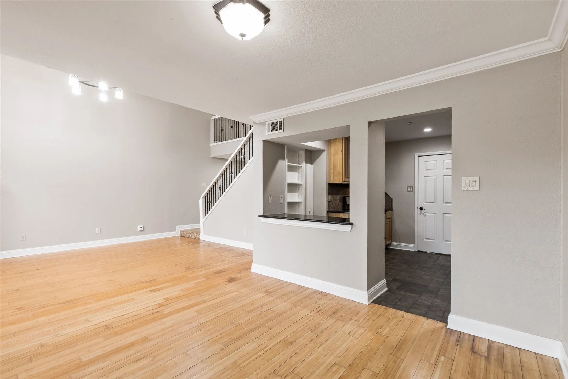 Townhouse For Rent in Dallas County , 906 Canal Street, Irving, Texas 75063, 3 Bedroom, 3 Bathroom, 2 Garage spaces, 1,453 Sqft, built in 1987, mls#21331507, Real Estate Agent in Irving, Homes For Rent in Dallas county, Homes For Rent in Irving, Realtor in Irving Texas, Real Estate Brokerage Independent Realty Texas, Luminita Cordes Realtor