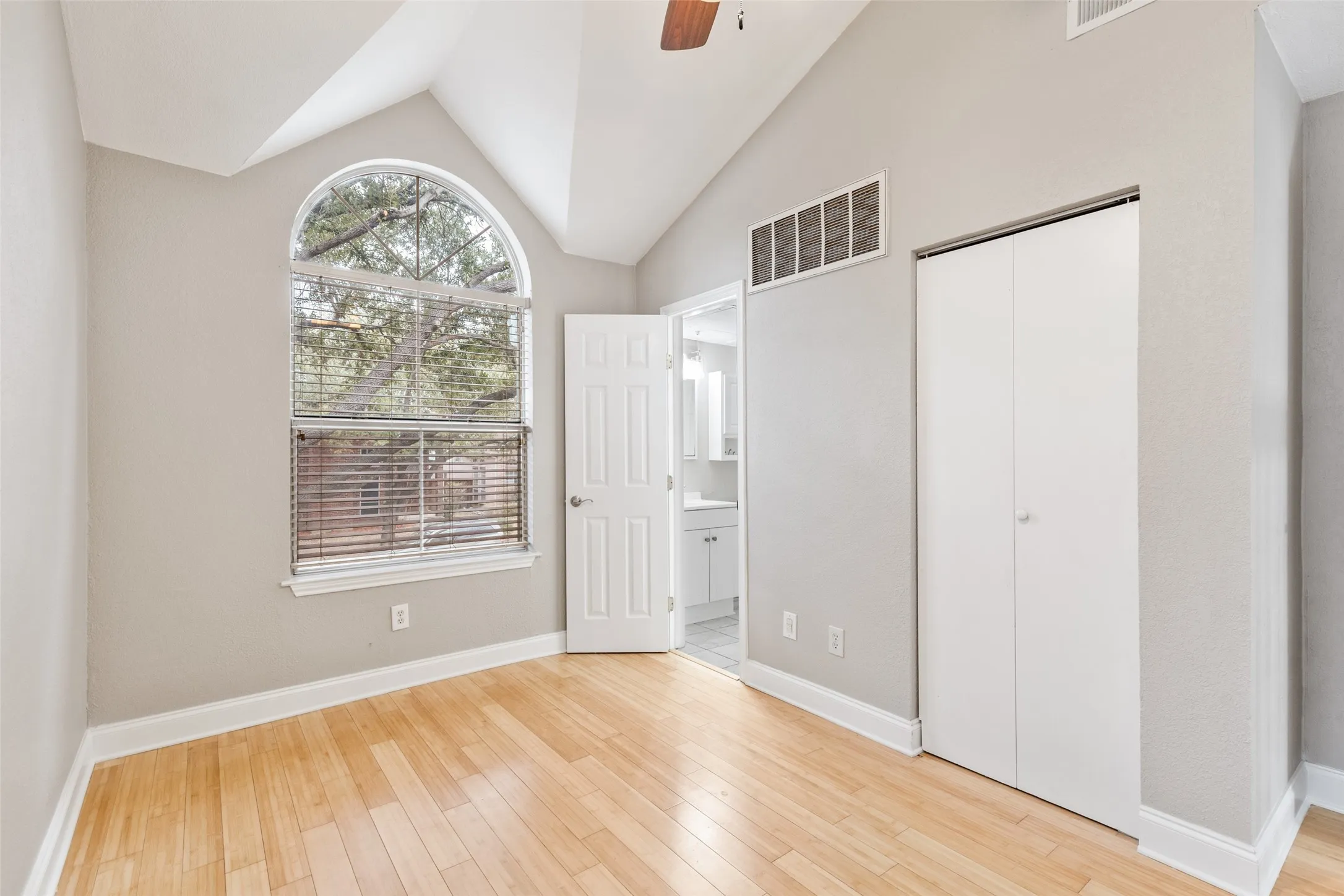 Townhouse For Rent in Dallas County , 906 Canal Street, Irving, Texas 75063, 3 Bedroom, 3 Bathroom, 2 Garage spaces, 1,453 Sqft, built in 1987, mls#21331507, Real Estate Agent in Irving, Homes For Rent in Dallas county, Homes For Rent in Irving, Realtor in Irving Texas, Real Estate Brokerage Independent Realty Texas, Luminita Cordes Realtor