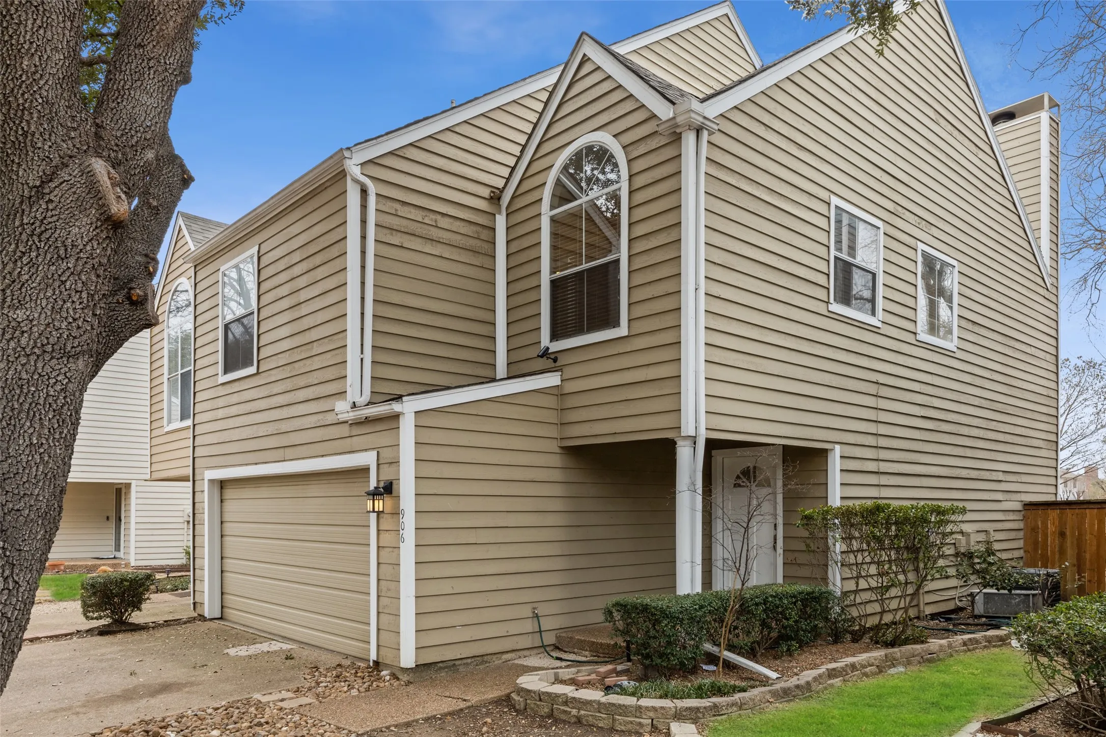 Townhouse For Rent in Dallas County , 906 Canal Street, Irving, Texas 75063, 3 Bedroom, 3 Bathroom, 2 Garage spaces, 1,453 Sqft, built in 1987, mls#21331507, Real Estate Agent in Irving, Homes For Rent in Dallas county, Homes For Rent in Irving, Realtor in Irving Texas, Real Estate Brokerage Independent Realty Texas, Luminita Cordes Realtor