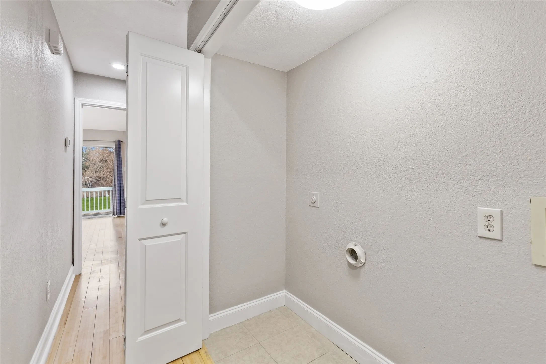 Townhouse For Rent in Dallas County , 906 Canal Street, Irving, Texas 75063, 3 Bedroom, 3 Bathroom, 2 Garage spaces, 1,453 Sqft, built in 1987, mls#21331507, Real Estate Agent in Irving, Homes For Rent in Dallas county, Homes For Rent in Irving, Realtor in Irving Texas, Real Estate Brokerage Independent Realty Texas, Luminita Cordes Realtor