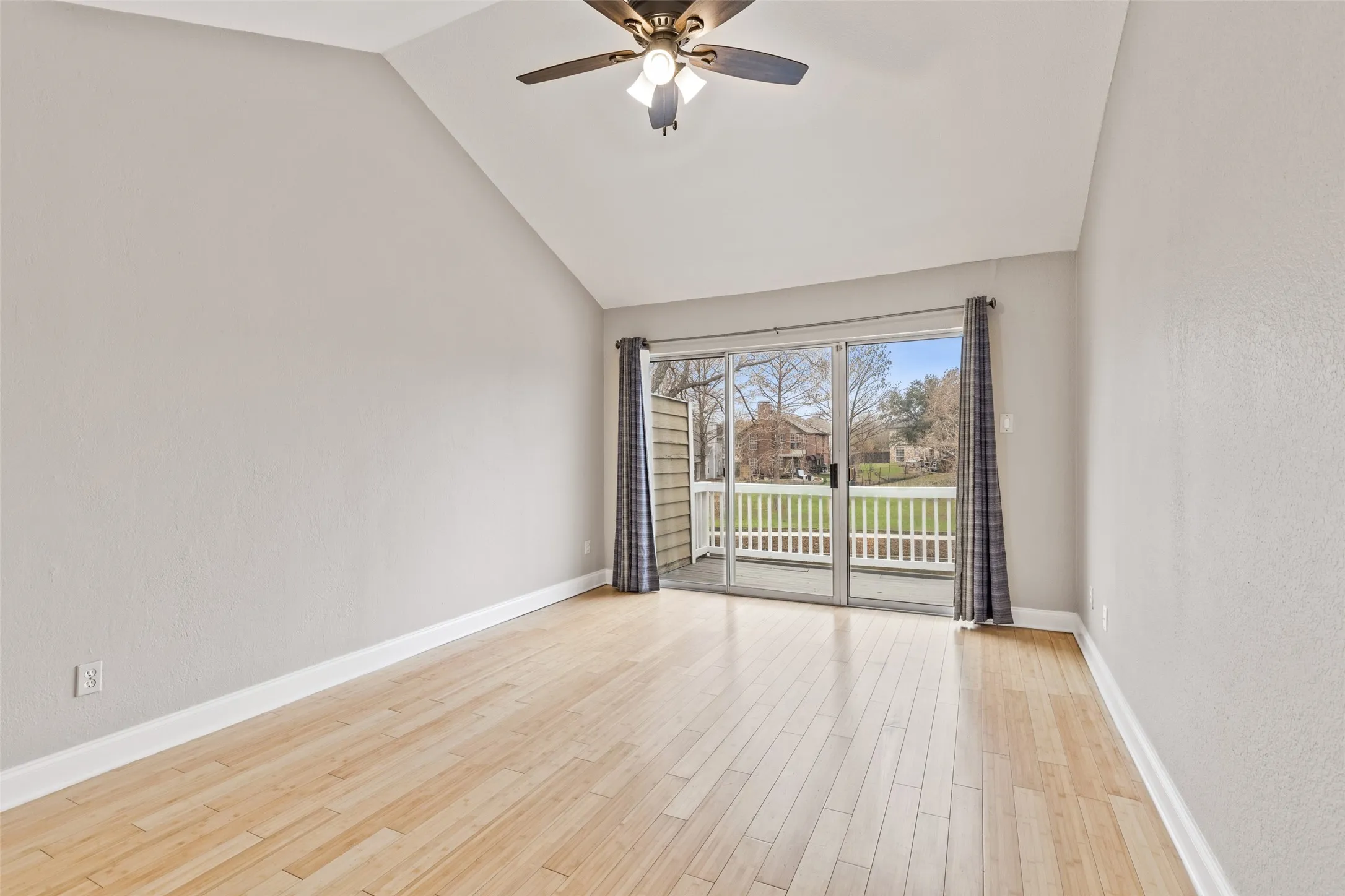 Townhouse For Rent in Dallas County , 906 Canal Street, Irving, Texas 75063, 3 Bedroom, 3 Bathroom, 2 Garage spaces, 1,453 Sqft, built in 1987, mls#21331507, Real Estate Agent in Irving, Homes For Rent in Dallas county, Homes For Rent in Irving, Realtor in Irving Texas, Real Estate Brokerage Independent Realty Texas, Luminita Cordes Realtor