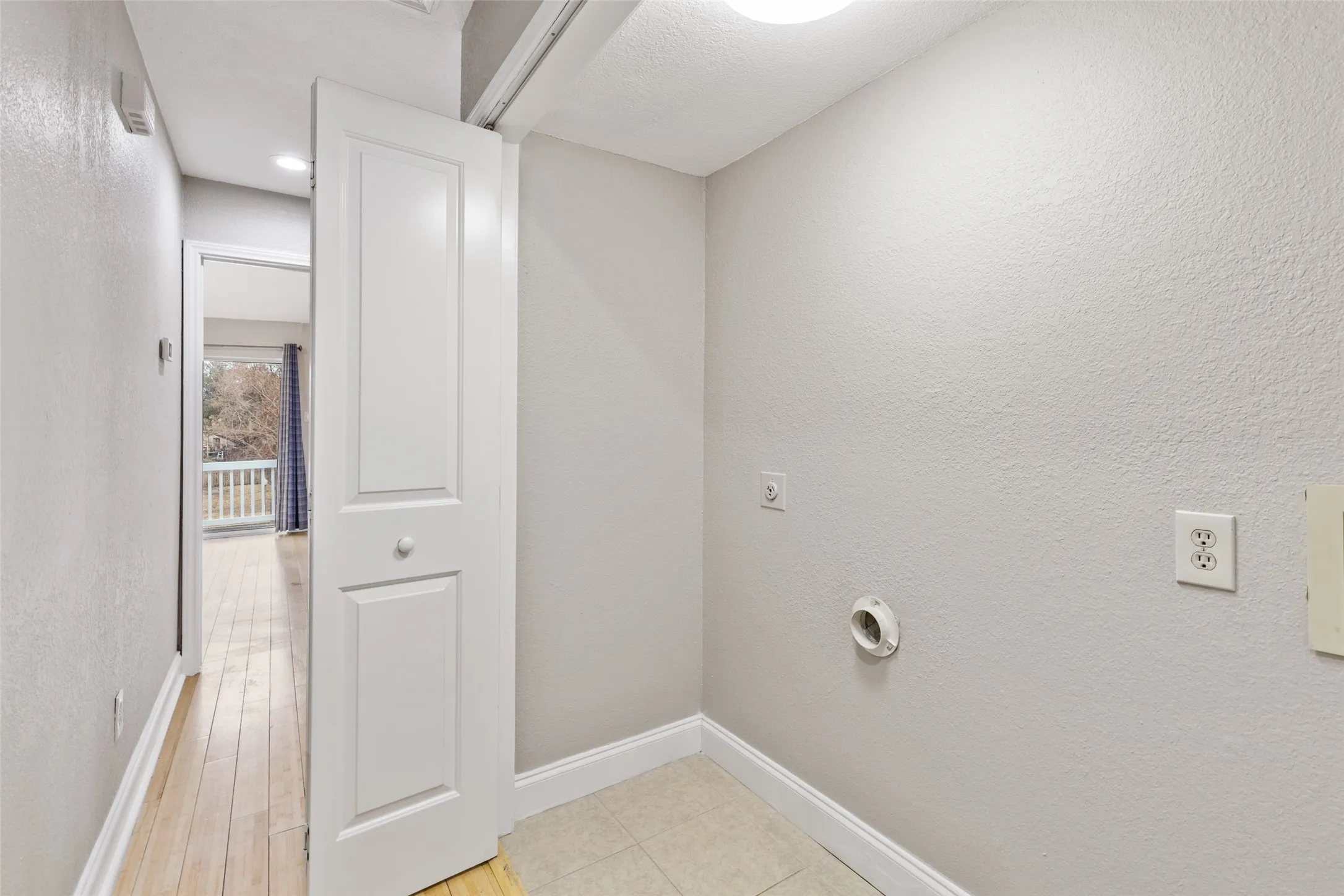 Townhouse For Rent in Dallas County , 906 Canal Street, Irving, Texas 75063, 3 Bedroom, 3 Bathroom, 2 Garage spaces, 1,453 Sqft, built in 1987, mls#21331507, Real Estate Agent in Irving, Homes For Rent in Dallas county, Homes For Rent in Irving, Realtor in Irving Texas, Real Estate Brokerage Independent Realty Texas, Luminita Cordes Realtor