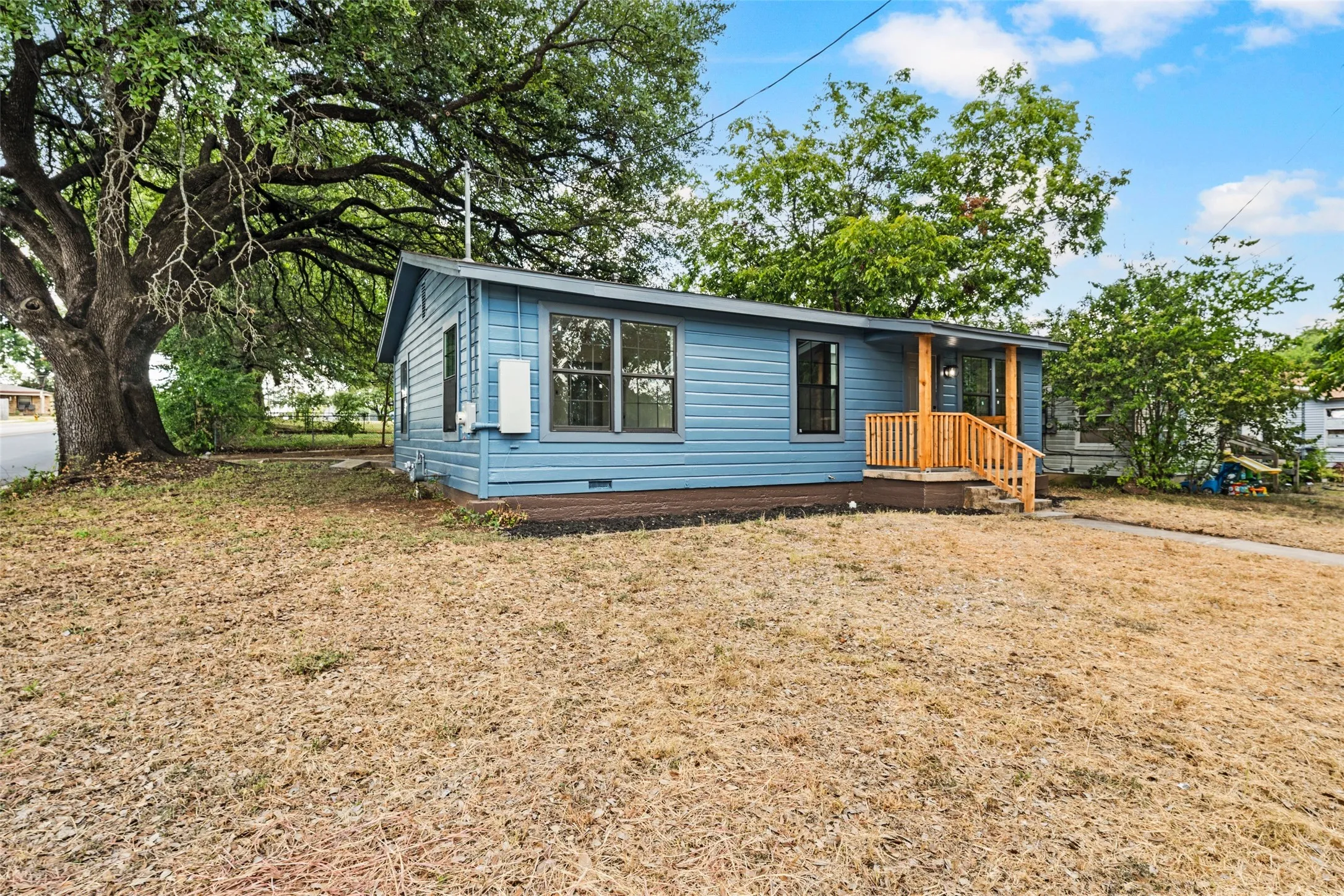 Single Family Residence For Sale in Mc Lennan County , 1725 Columbia Street, Waco, Texas 76711, 3 Bedroom, 1 Bathroom, 1 Garage spaces, 1,064 Sqft, built in 1955, mls#21357504, Real Estate Agent in Waco, Homes For Sale in Mc Lennan county, Homes For Sale in Waco, Realtor in Waco Texas, Real Estate Brokerage Independent Realty Texas, Luminita Cordes Realtor