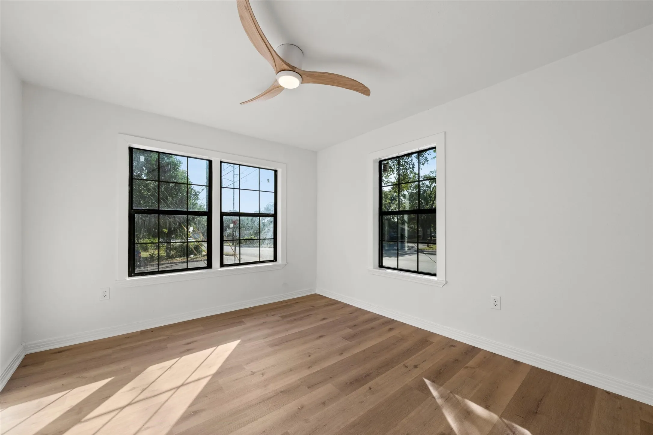 Single Family Residence For Sale in Mc Lennan County , 1725 Columbia Street, Waco, Texas 76711, 3 Bedroom, 1 Bathroom, 1 Garage spaces, 1,064 Sqft, built in 1955, mls#21357504, Real Estate Agent in Waco, Homes For Sale in Mc Lennan county, Homes For Sale in Waco, Realtor in Waco Texas, Real Estate Brokerage Independent Realty Texas, Luminita Cordes Realtor