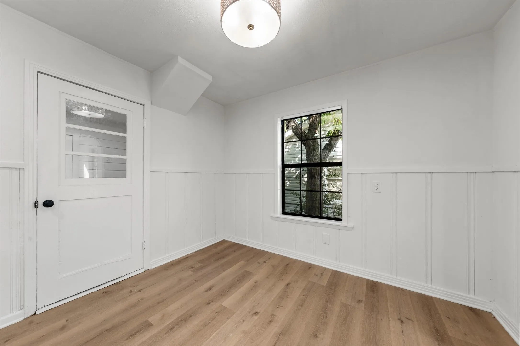 Single Family Residence For Sale in Mc Lennan County , 1725 Columbia Street, Waco, Texas 76711, 3 Bedroom, 1 Bathroom, 1 Garage spaces, 1,064 Sqft, built in 1955, mls#21357504, Real Estate Agent in Waco, Homes For Sale in Mc Lennan county, Homes For Sale in Waco, Realtor in Waco Texas, Real Estate Brokerage Independent Realty Texas, Luminita Cordes Realtor