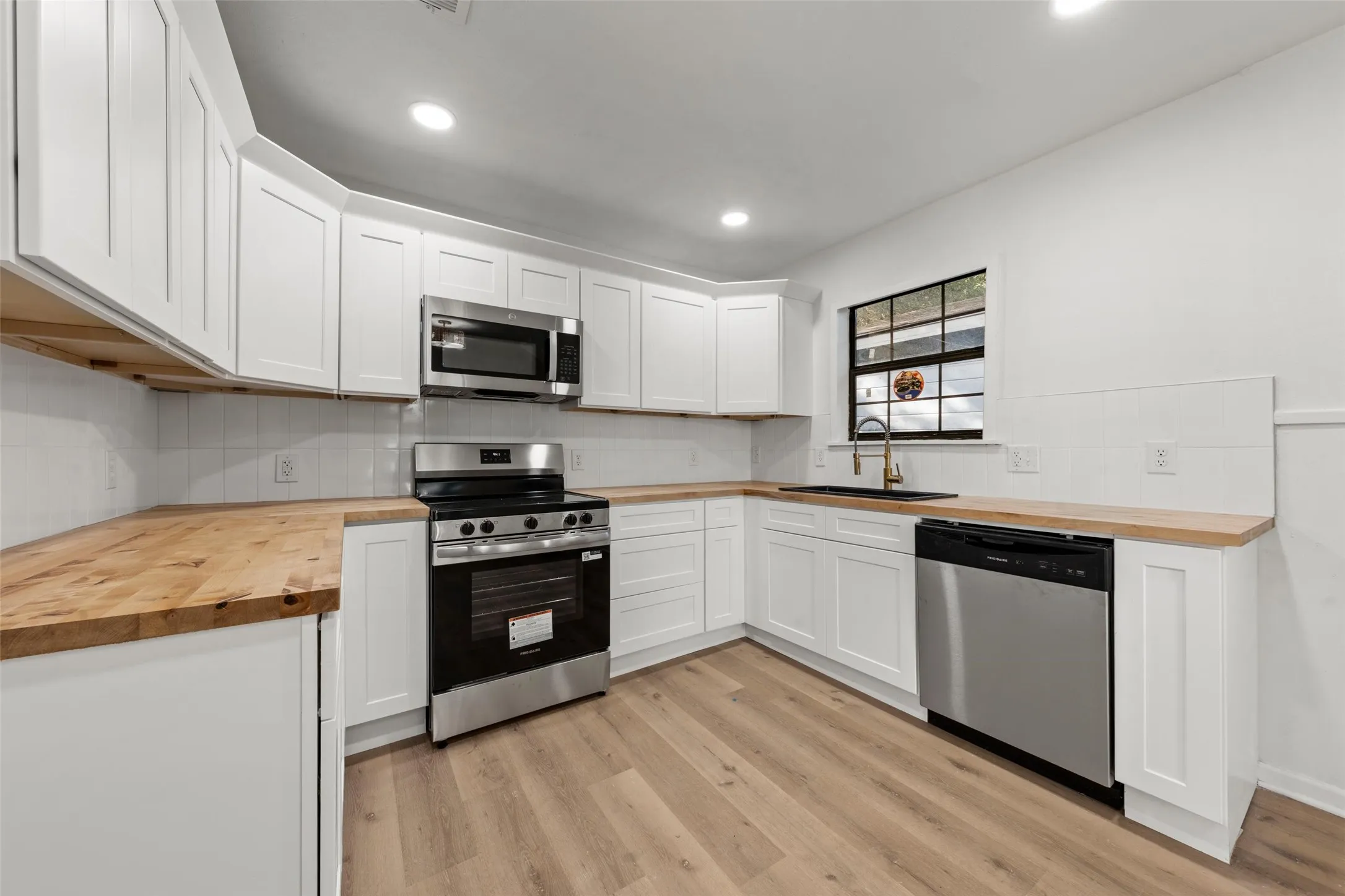 Single Family Residence For Sale in Mc Lennan County , 1725 Columbia Street, Waco, Texas 76711, 3 Bedroom, 1 Bathroom, 1 Garage spaces, 1,064 Sqft, built in 1955, mls#21357504, Real Estate Agent in Waco, Homes For Sale in Mc Lennan county, Homes For Sale in Waco, Realtor in Waco Texas, Real Estate Brokerage Independent Realty Texas, Luminita Cordes Realtor