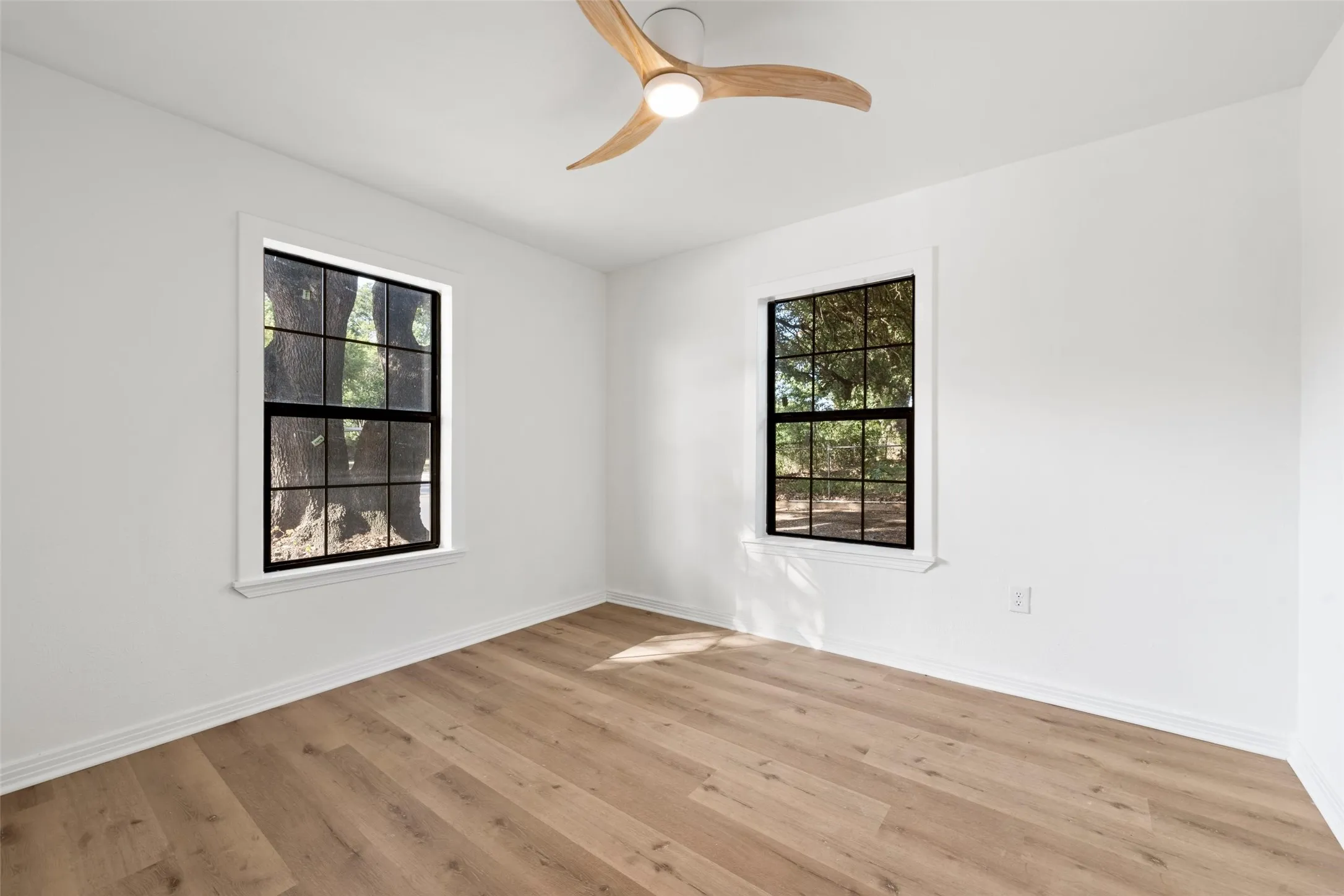 Single Family Residence For Sale in Mc Lennan County , 1725 Columbia Street, Waco, Texas 76711, 3 Bedroom, 1 Bathroom, 1 Garage spaces, 1,064 Sqft, built in 1955, mls#21357504, Real Estate Agent in Waco, Homes For Sale in Mc Lennan county, Homes For Sale in Waco, Realtor in Waco Texas, Real Estate Brokerage Independent Realty Texas, Luminita Cordes Realtor