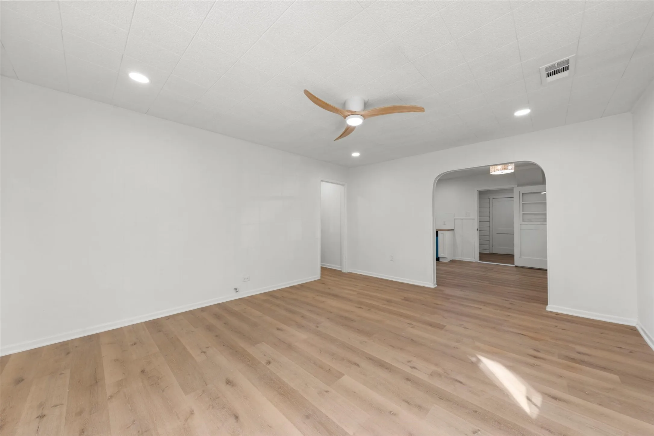 Single Family Residence For Sale in Mc Lennan County , 1725 Columbia Street, Waco, Texas 76711, 3 Bedroom, 1 Bathroom, 1 Garage spaces, 1,064 Sqft, built in 1955, mls#21357504, Real Estate Agent in Waco, Homes For Sale in Mc Lennan county, Homes For Sale in Waco, Realtor in Waco Texas, Real Estate Brokerage Independent Realty Texas, Luminita Cordes Realtor