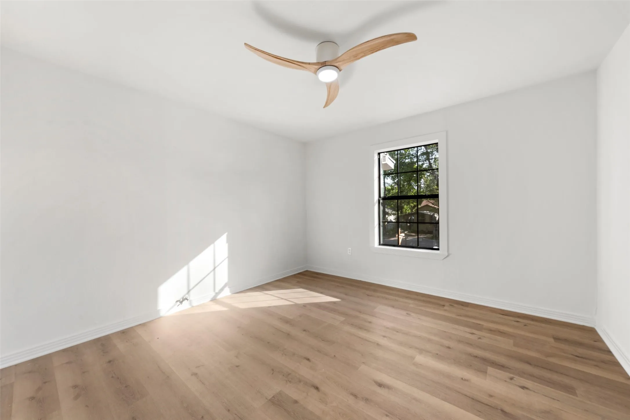 Single Family Residence For Sale in Mc Lennan County , 1725 Columbia Street, Waco, Texas 76711, 3 Bedroom, 1 Bathroom, 1 Garage spaces, 1,064 Sqft, built in 1955, mls#21357504, Real Estate Agent in Waco, Homes For Sale in Mc Lennan county, Homes For Sale in Waco, Realtor in Waco Texas, Real Estate Brokerage Independent Realty Texas, Luminita Cordes Realtor