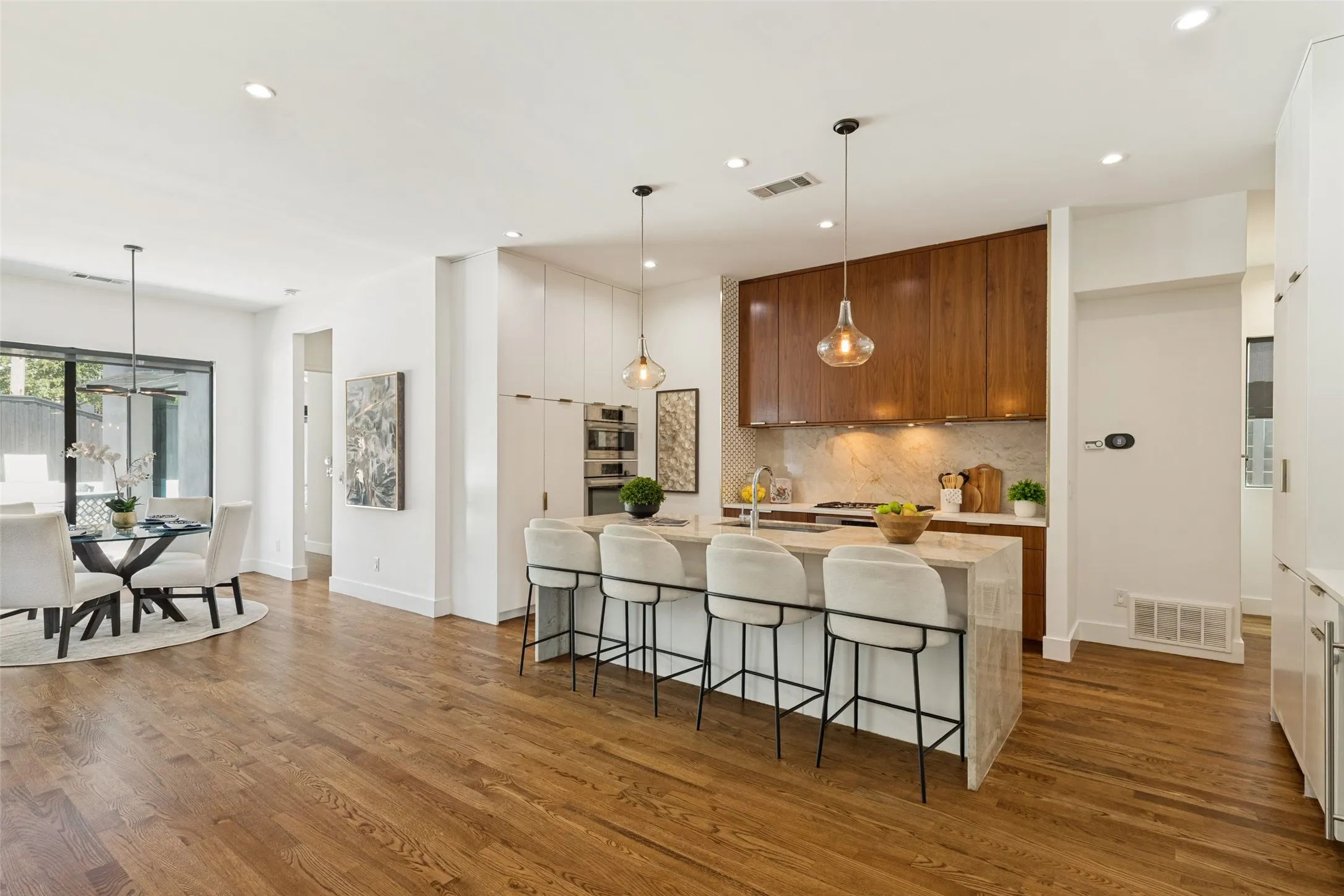Single Family Residence For Sale in Dallas County , 1848 Mcmillan Avenue, Dallas, Texas 75206, 4 Bedroom, 4 Bathroom, 2 Garage spaces, 3,352 Sqft, built in 2017, mls#21357537, Real Estate Agent in Dallas, Homes For Sale in Dallas county, Homes For Sale in Dallas, Realtor in Dallas Texas, Real Estate Brokerage Independent Realty Texas, Luminita Cordes Realtor