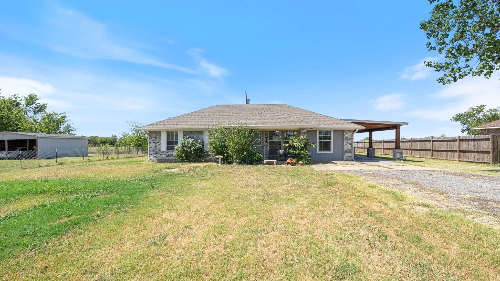 Single Family Residence For Sale in Kaufman County , 4676 County Road 107, Kaufman, Texas 75142, 4 Bedroom, 1 Bathroom, Garage spaces, 1,036 Sqft, built in 1991, mls#21357546, Real Estate Agent in Kaufman, Homes For Sale in Kaufman county, Homes For Sale in Kaufman, Realtor in Kaufman Texas, Real Estate Brokerage Independent Realty Texas, Luminita Cordes Realtor