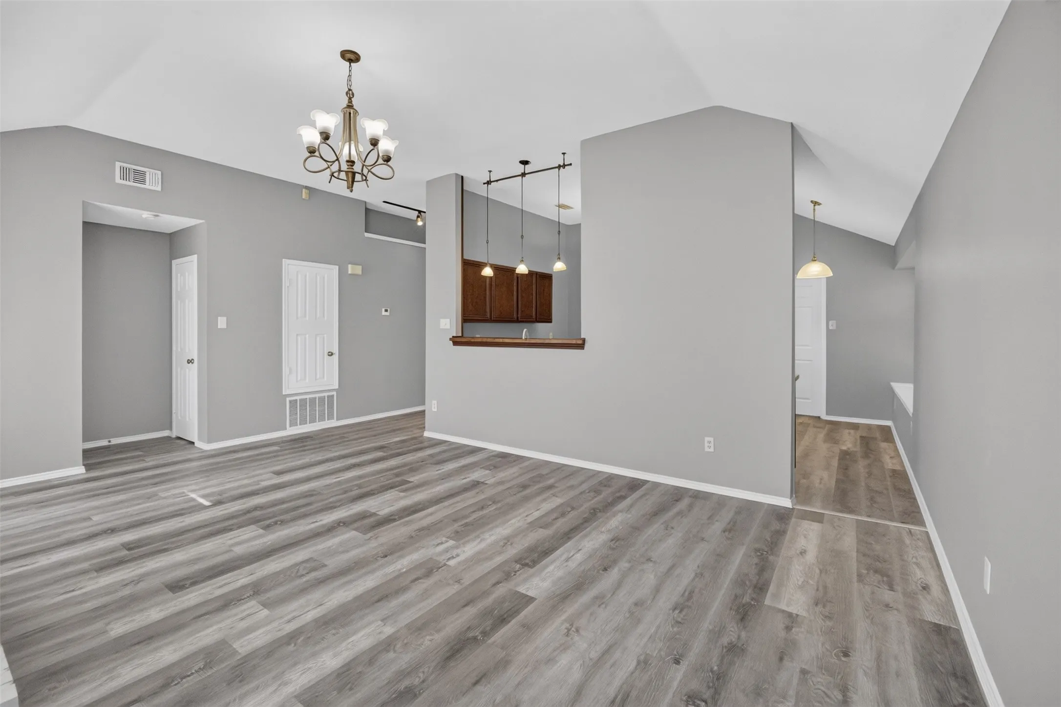 Single Family Residence For Rent in Tarrant County , 6318 Brookcrest Drive, Arlington, Texas 76018, 3 Bedroom, 2 Bathroom, 2 Garage spaces, 1,704 Sqft, built in 1987, mls#21357704, Real Estate Agent in Arlington, Homes For Rent in Tarrant county, Homes For Rent in Arlington, Realtor in Arlington Texas, Real Estate Brokerage Independent Realty Texas, Luminita Cordes Realtor