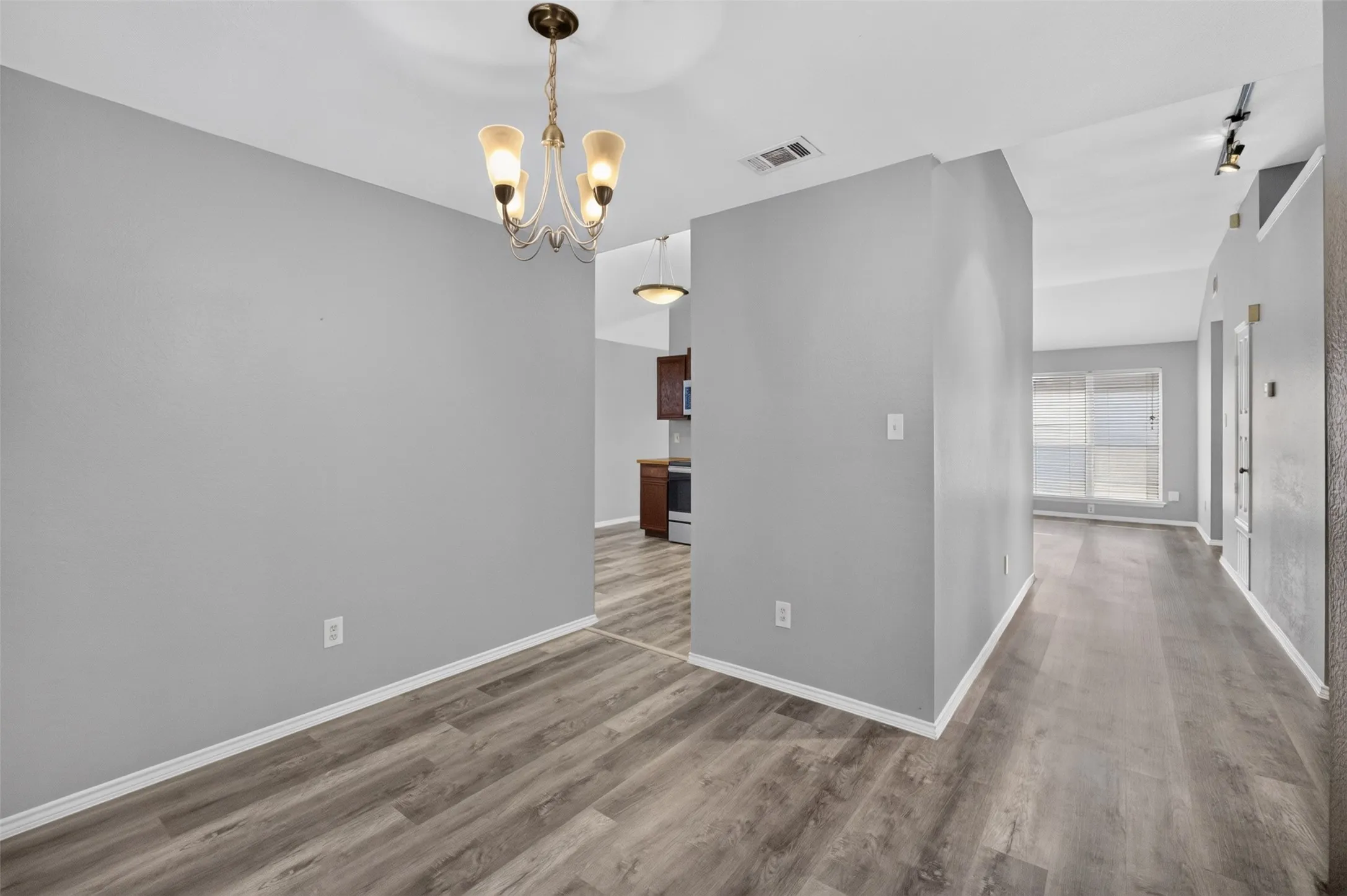 Single Family Residence For Rent in Tarrant County , 6318 Brookcrest Drive, Arlington, Texas 76018, 3 Bedroom, 2 Bathroom, 2 Garage spaces, 1,704 Sqft, built in 1987, mls#21357704, Real Estate Agent in Arlington, Homes For Rent in Tarrant county, Homes For Rent in Arlington, Realtor in Arlington Texas, Real Estate Brokerage Independent Realty Texas, Luminita Cordes Realtor