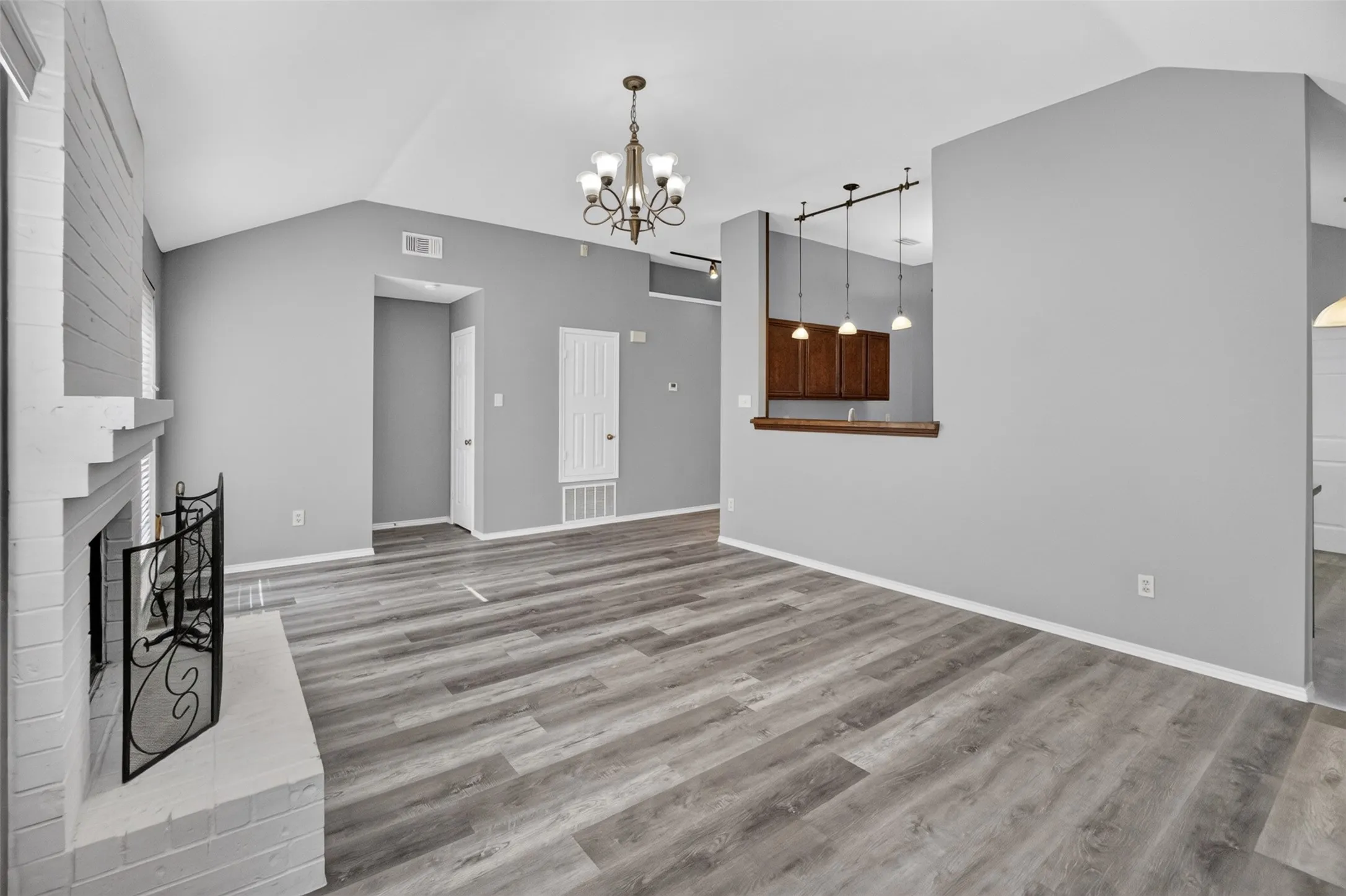 Single Family Residence For Rent in Tarrant County , 6318 Brookcrest Drive, Arlington, Texas 76018, 3 Bedroom, 2 Bathroom, 2 Garage spaces, 1,704 Sqft, built in 1987, mls#21357704, Real Estate Agent in Arlington, Homes For Rent in Tarrant county, Homes For Rent in Arlington, Realtor in Arlington Texas, Real Estate Brokerage Independent Realty Texas, Luminita Cordes Realtor