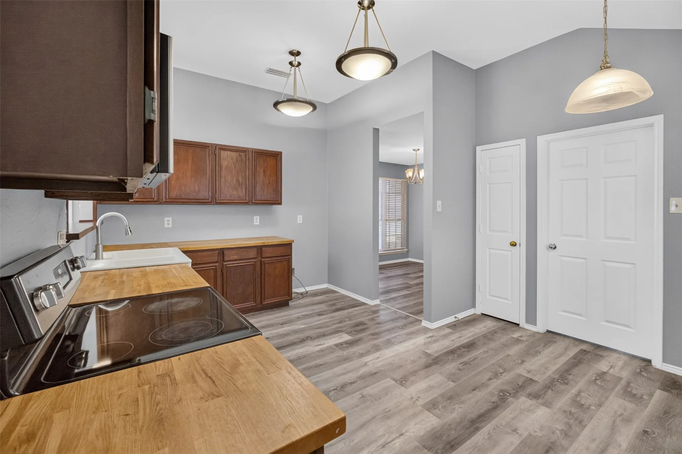 Single Family Residence For Rent in Tarrant County , 6318 Brookcrest Drive, Arlington, Texas 76018, 3 Bedroom, 2 Bathroom, 2 Garage spaces, 1,704 Sqft, built in 1987, mls#21357704, Real Estate Agent in Arlington, Homes For Rent in Tarrant county, Homes For Rent in Arlington, Realtor in Arlington Texas, Real Estate Brokerage Independent Realty Texas, Luminita Cordes Realtor