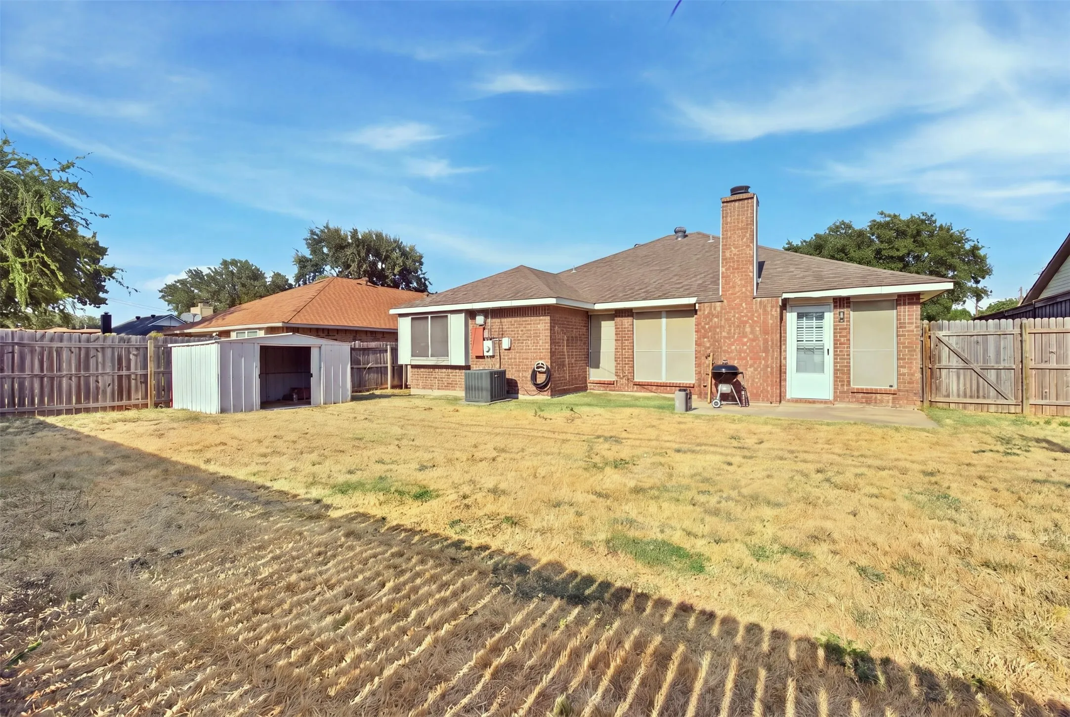 Single Family Residence For Rent in Tarrant County , 6318 Brookcrest Drive, Arlington, Texas 76018, 3 Bedroom, 2 Bathroom, 2 Garage spaces, 1,704 Sqft, built in 1987, mls#21357704, Real Estate Agent in Arlington, Homes For Rent in Tarrant county, Homes For Rent in Arlington, Realtor in Arlington Texas, Real Estate Brokerage Independent Realty Texas, Luminita Cordes Realtor