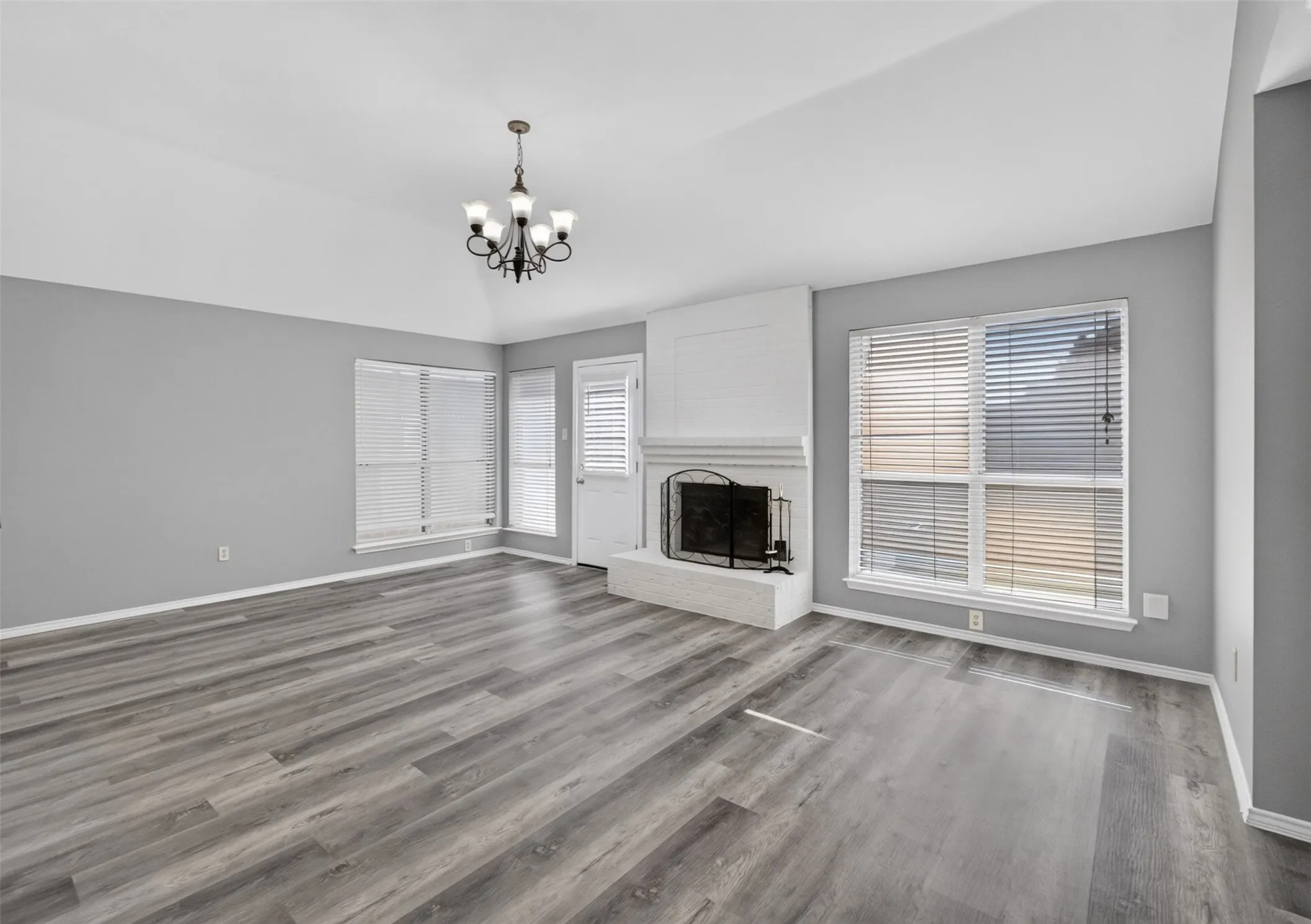 Single Family Residence For Rent in Tarrant County , 6318 Brookcrest Drive, Arlington, Texas 76018, 3 Bedroom, 2 Bathroom, 2 Garage spaces, 1,704 Sqft, built in 1987, mls#21357704, Real Estate Agent in Arlington, Homes For Rent in Tarrant county, Homes For Rent in Arlington, Realtor in Arlington Texas, Real Estate Brokerage Independent Realty Texas, Luminita Cordes Realtor