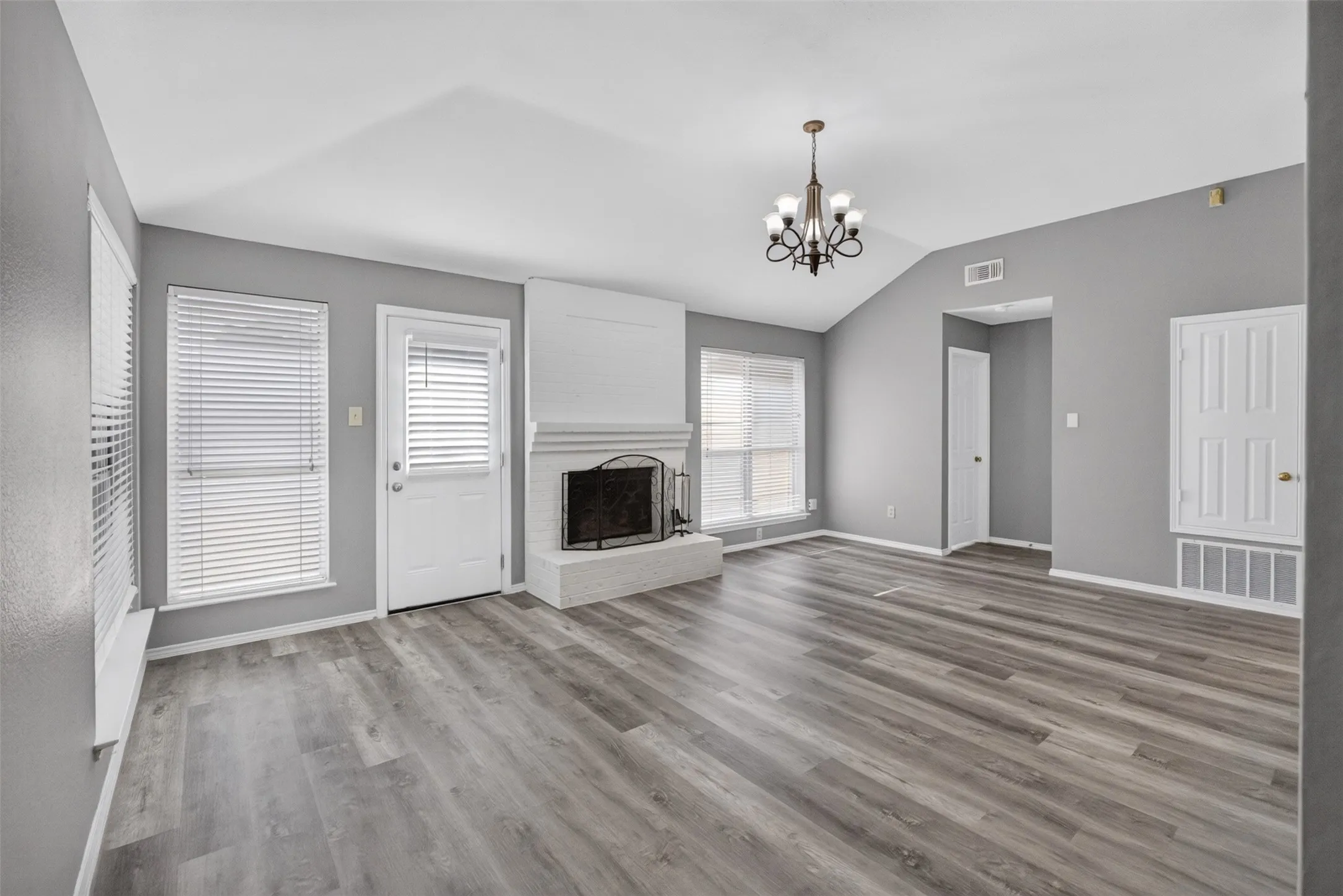 Single Family Residence For Rent in Tarrant County , 6318 Brookcrest Drive, Arlington, Texas 76018, 3 Bedroom, 2 Bathroom, 2 Garage spaces, 1,704 Sqft, built in 1987, mls#21357704, Real Estate Agent in Arlington, Homes For Rent in Tarrant county, Homes For Rent in Arlington, Realtor in Arlington Texas, Real Estate Brokerage Independent Realty Texas, Luminita Cordes Realtor