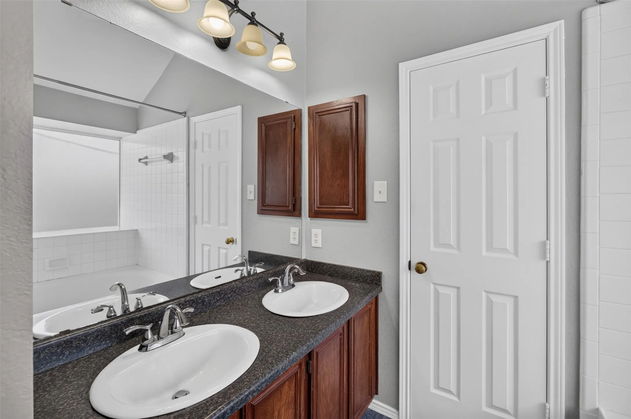 Single Family Residence For Rent in Tarrant County , 6318 Brookcrest Drive, Arlington, Texas 76018, 3 Bedroom, 2 Bathroom, 2 Garage spaces, 1,704 Sqft, built in 1987, mls#21357704, Real Estate Agent in Arlington, Homes For Rent in Tarrant county, Homes For Rent in Arlington, Realtor in Arlington Texas, Real Estate Brokerage Independent Realty Texas, Luminita Cordes Realtor