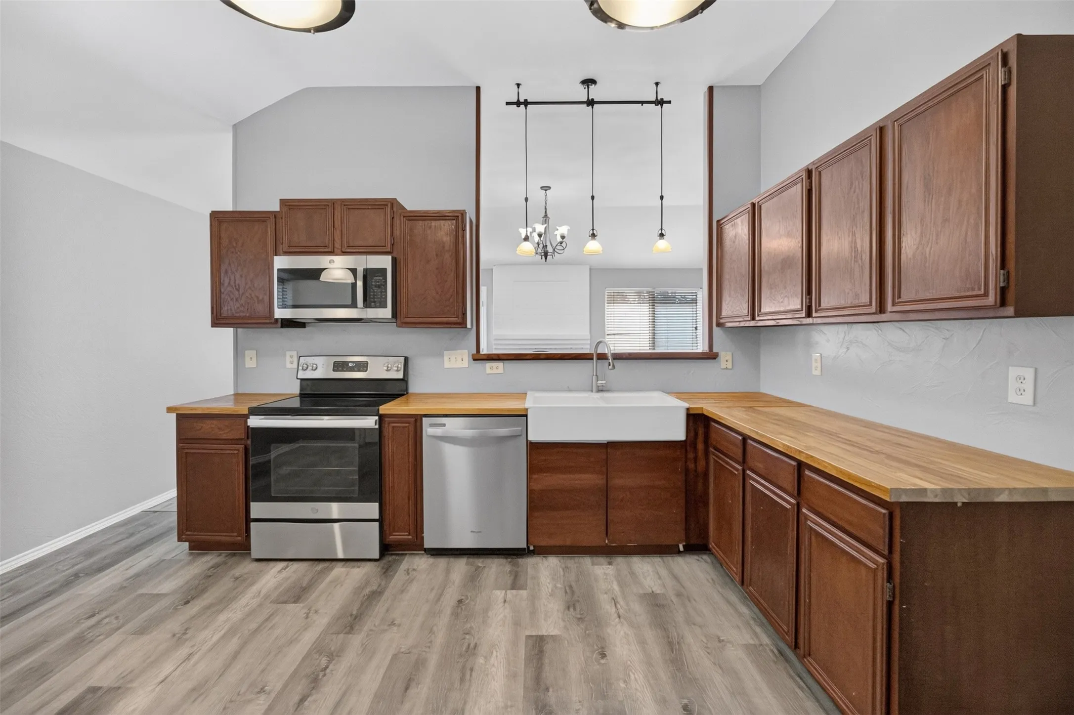 Single Family Residence For Rent in Tarrant County , 6318 Brookcrest Drive, Arlington, Texas 76018, 3 Bedroom, 2 Bathroom, 2 Garage spaces, 1,704 Sqft, built in 1987, mls#21357704, Real Estate Agent in Arlington, Homes For Rent in Tarrant county, Homes For Rent in Arlington, Realtor in Arlington Texas, Real Estate Brokerage Independent Realty Texas, Luminita Cordes Realtor