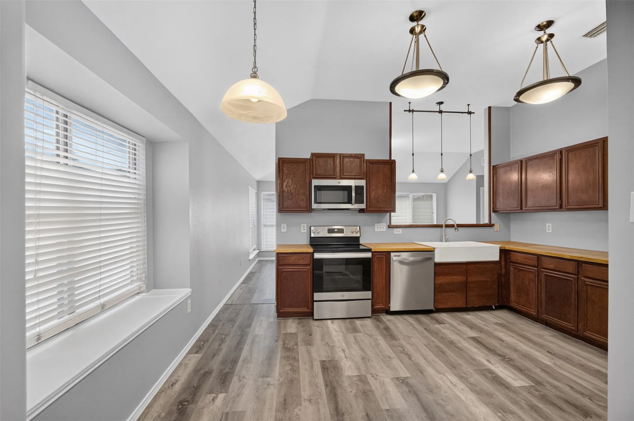 Single Family Residence For Rent in Tarrant County , 6318 Brookcrest Drive, Arlington, Texas 76018, 3 Bedroom, 2 Bathroom, 2 Garage spaces, 1,704 Sqft, built in 1987, mls#21357704, Real Estate Agent in Arlington, Homes For Rent in Tarrant county, Homes For Rent in Arlington, Realtor in Arlington Texas, Real Estate Brokerage Independent Realty Texas, Luminita Cordes Realtor