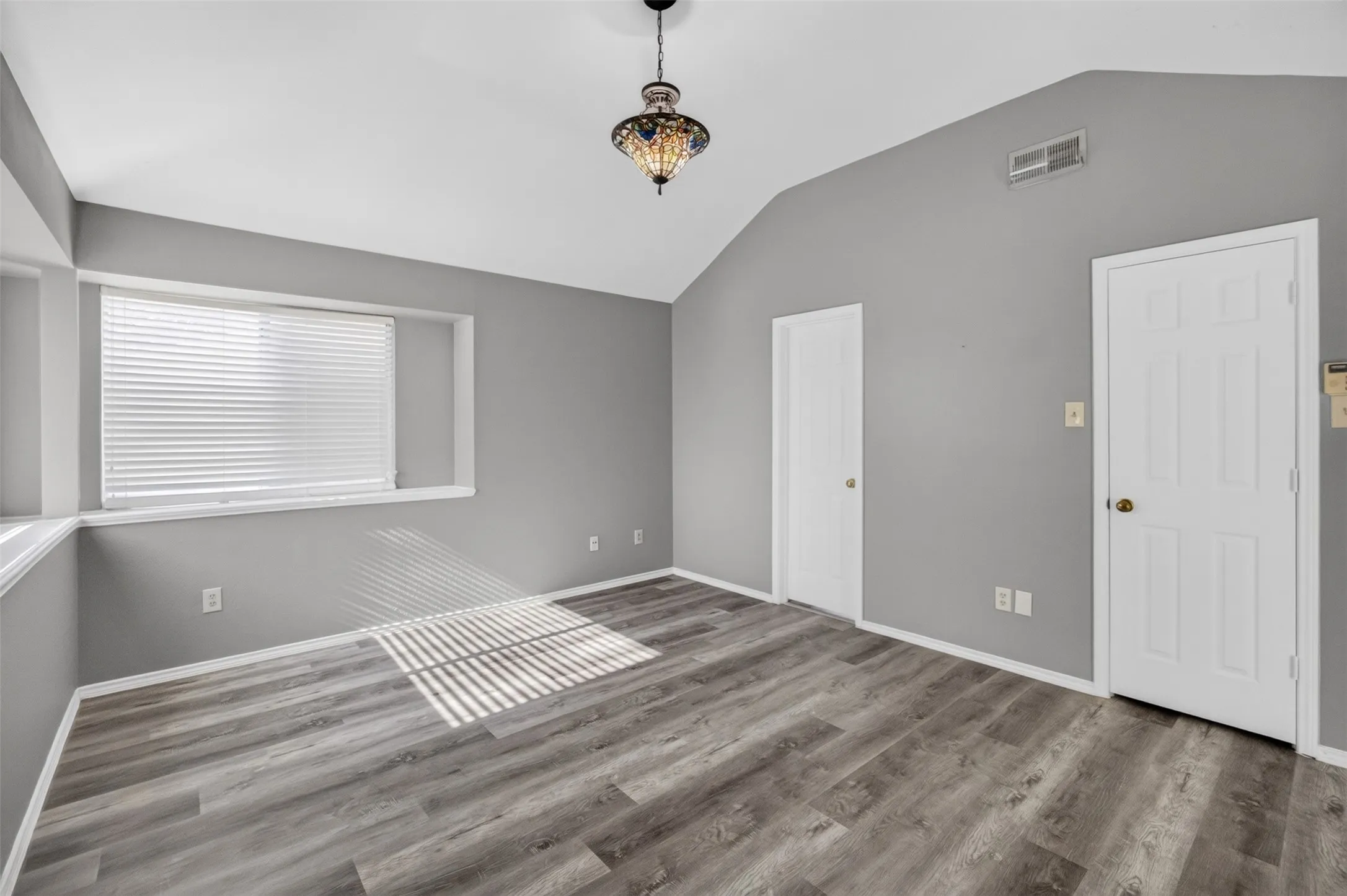 Single Family Residence For Rent in Tarrant County , 6318 Brookcrest Drive, Arlington, Texas 76018, 3 Bedroom, 2 Bathroom, 2 Garage spaces, 1,704 Sqft, built in 1987, mls#21357704, Real Estate Agent in Arlington, Homes For Rent in Tarrant county, Homes For Rent in Arlington, Realtor in Arlington Texas, Real Estate Brokerage Independent Realty Texas, Luminita Cordes Realtor