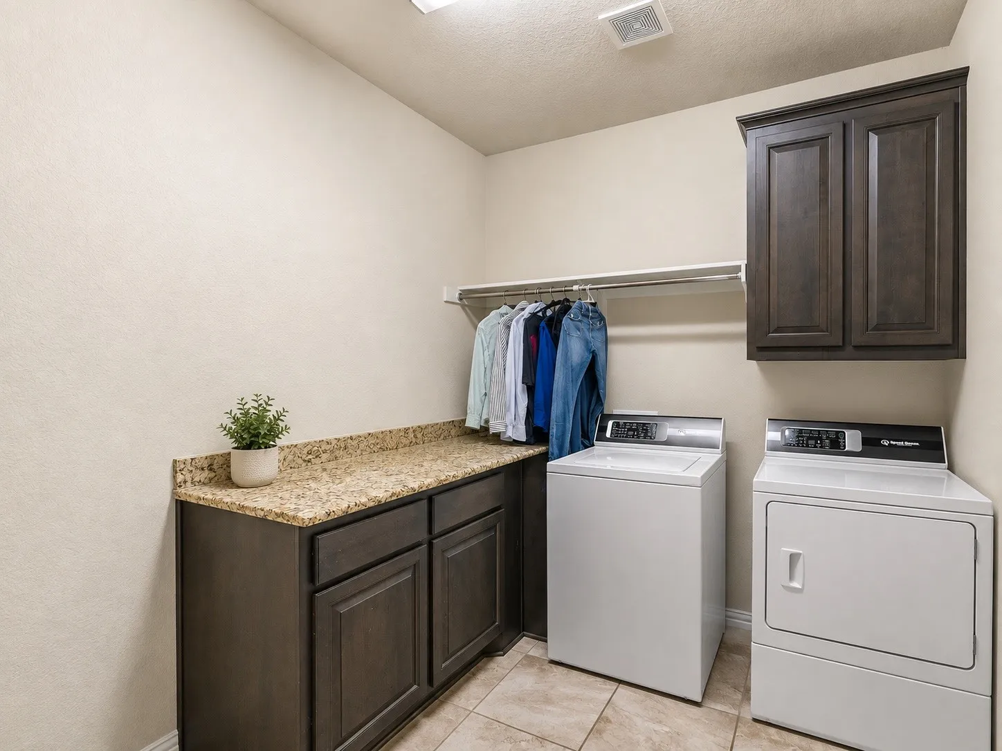 Single Family Residence For Sale in Kaufman County , 1231 Christie Lane, Terrell, Texas 75161, 4 Bedroom, 3 Bathroom, 3 Garage spaces, 2,772 Sqft, built in 2018, mls#21357709, Real Estate Agent in Terrell, Homes For Sale in Kaufman county, Homes For Sale in Terrell, Realtor in Terrell Texas, Real Estate Brokerage Independent Realty Texas, Luminita Cordes Realtor