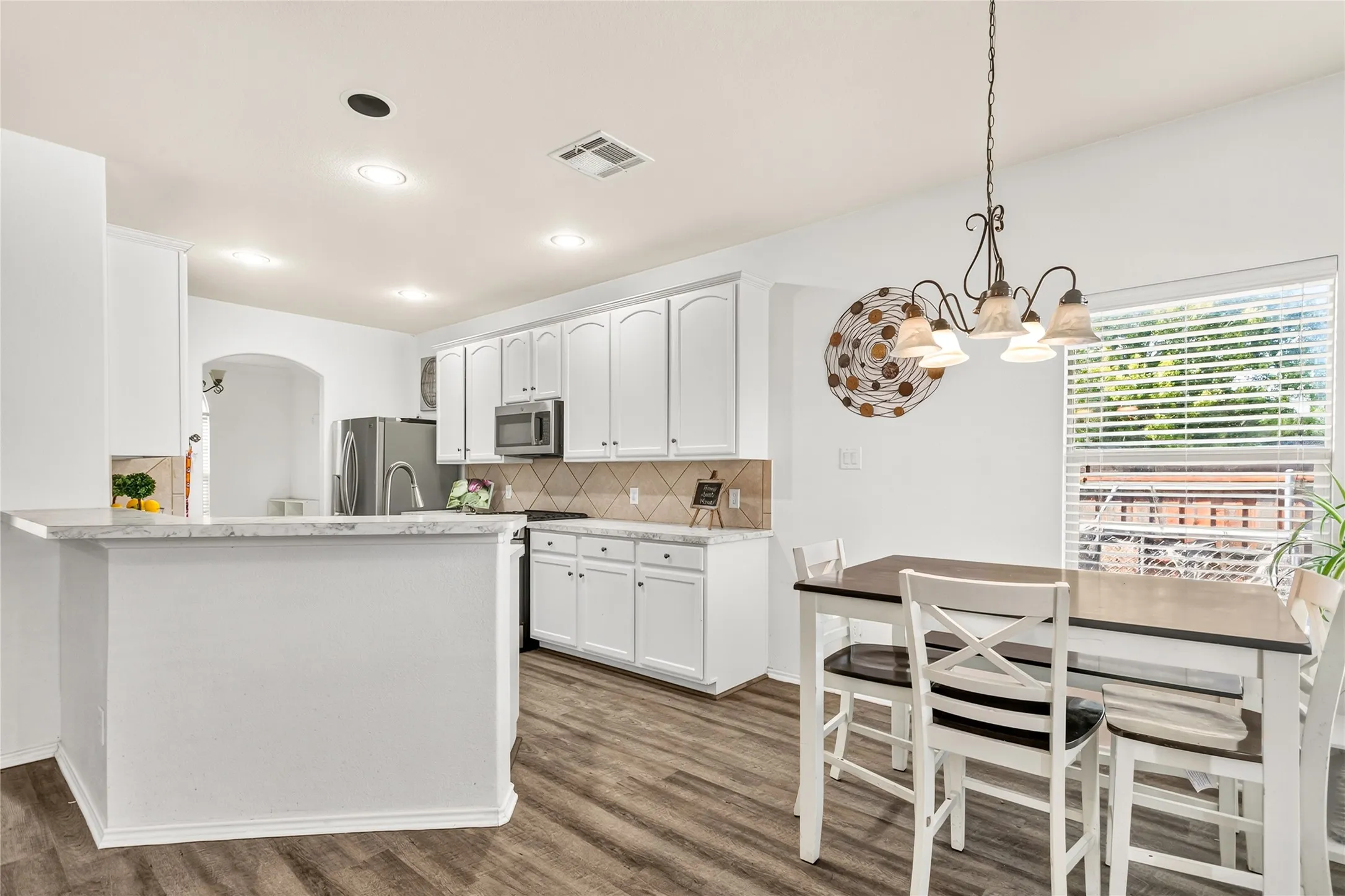 Single Family Residence For Sale in Collin County , 3712 Wolf Creek Lane, Melissa, Texas 75454, 4 Bedroom, 3 Bathroom, 2 Garage spaces, 2,303 Sqft, built in 2007, mls#21356584, Real Estate Agent in Melissa, Homes For Sale in Collin county, Homes For Sale in Melissa, Realtor in Melissa Texas, Real Estate Brokerage Independent Realty Texas, Luminita Cordes Realtor