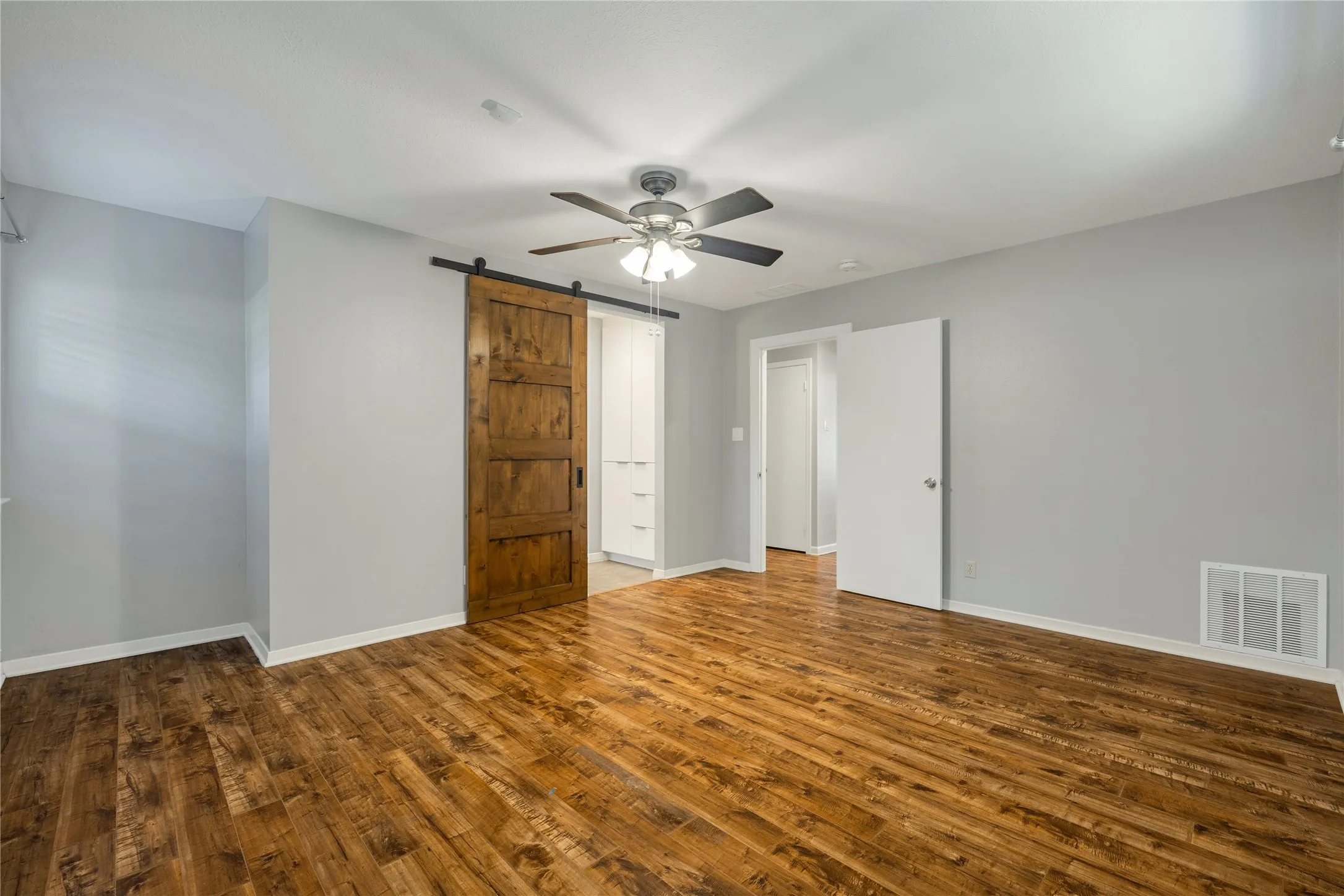 Single Family Residence For Sale in Dallas County , 9322 Hunters Creek Drive, Dallas, Texas 75243, 3 Bedroom, 2 Bathroom, 2 Garage spaces, 1,983 Sqft, built in 1971, mls#21352547, Real Estate Agent in Dallas, Homes For Sale in Dallas county, Homes For Sale in Dallas, Realtor in Dallas Texas, Real Estate Brokerage Independent Realty Texas, Luminita Cordes Realtor