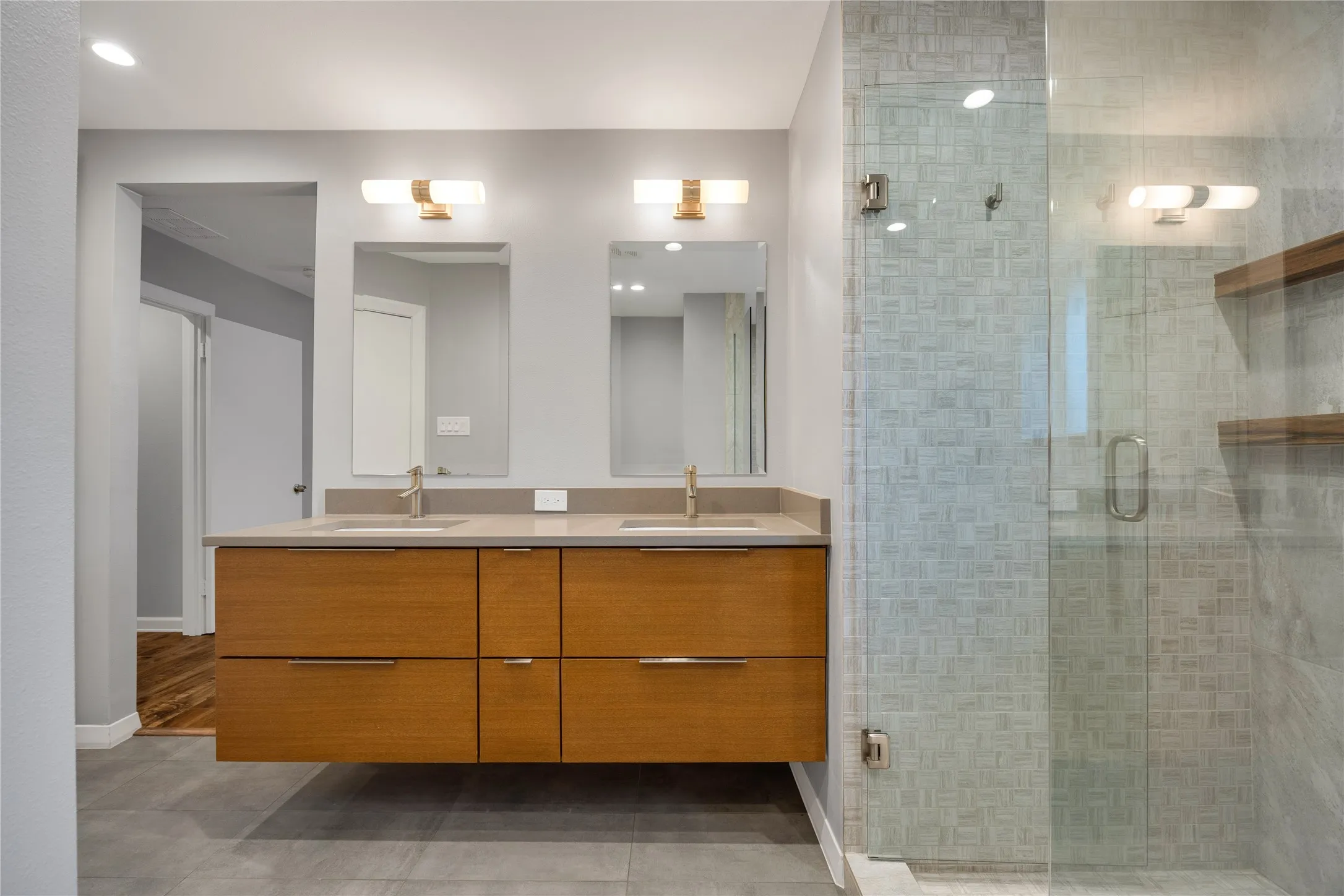 Double vanity with beveled mirrors