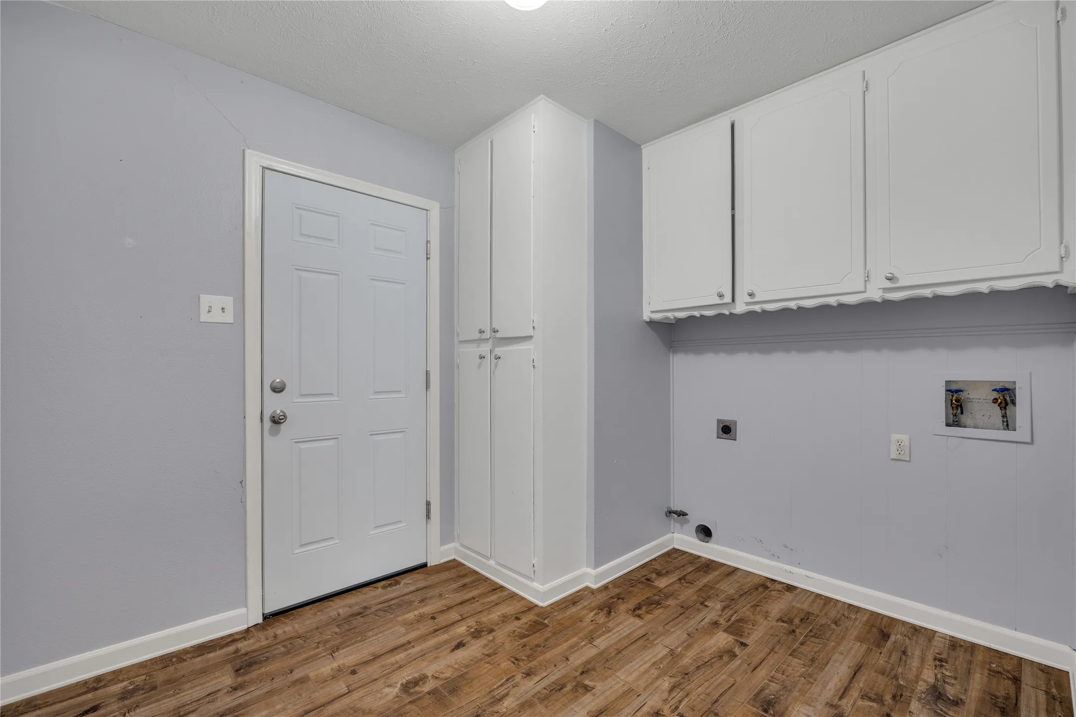 Single Family Residence For Sale in Dallas County , 9322 Hunters Creek Drive, Dallas, Texas 75243, 3 Bedroom, 2 Bathroom, 2 Garage spaces, 1,983 Sqft, built in 1971, mls#21352547, Real Estate Agent in Dallas, Homes For Sale in Dallas county, Homes For Sale in Dallas, Realtor in Dallas Texas, Real Estate Brokerage Independent Realty Texas, Luminita Cordes Realtor