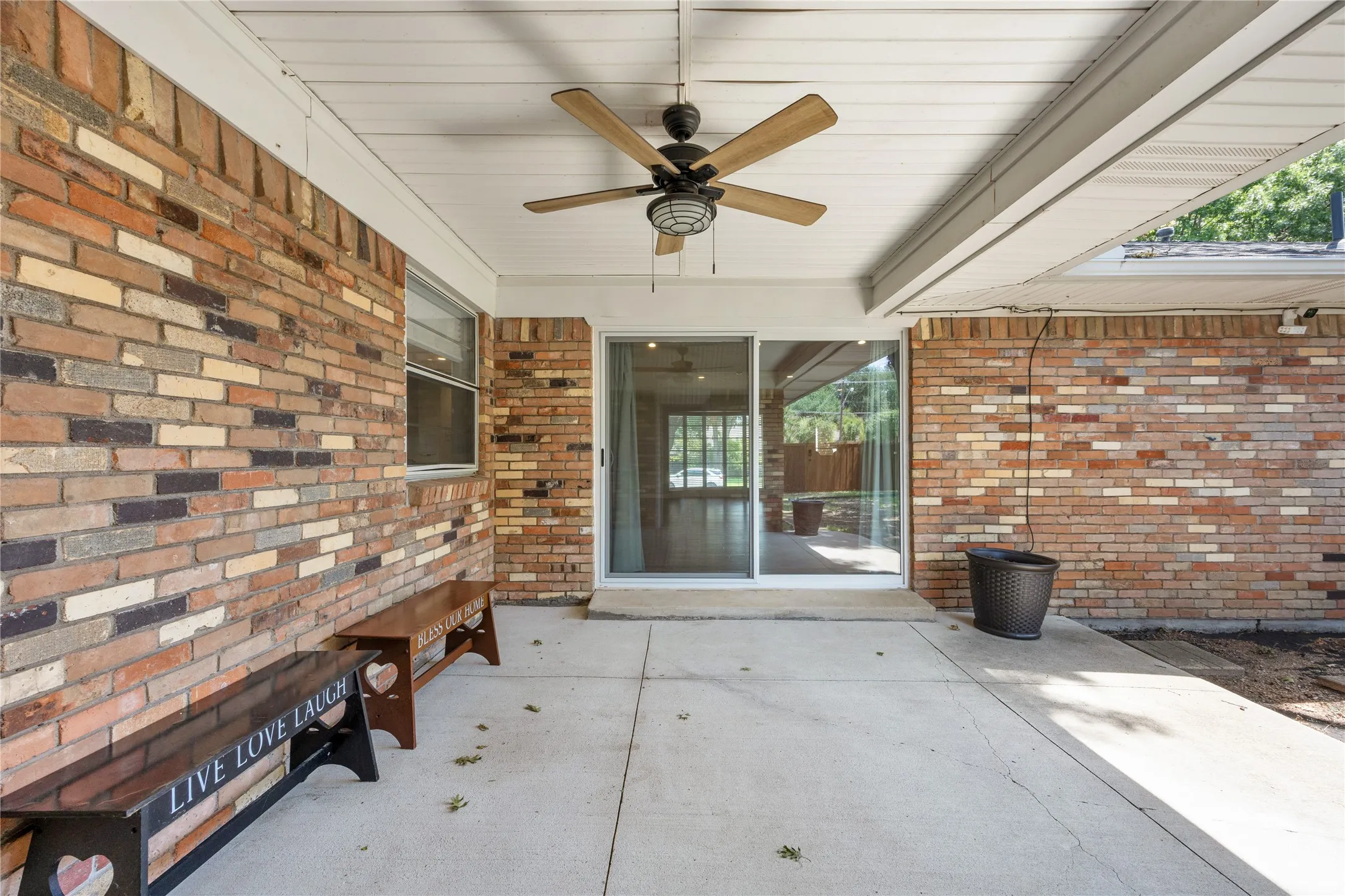 Covered patio w/fan