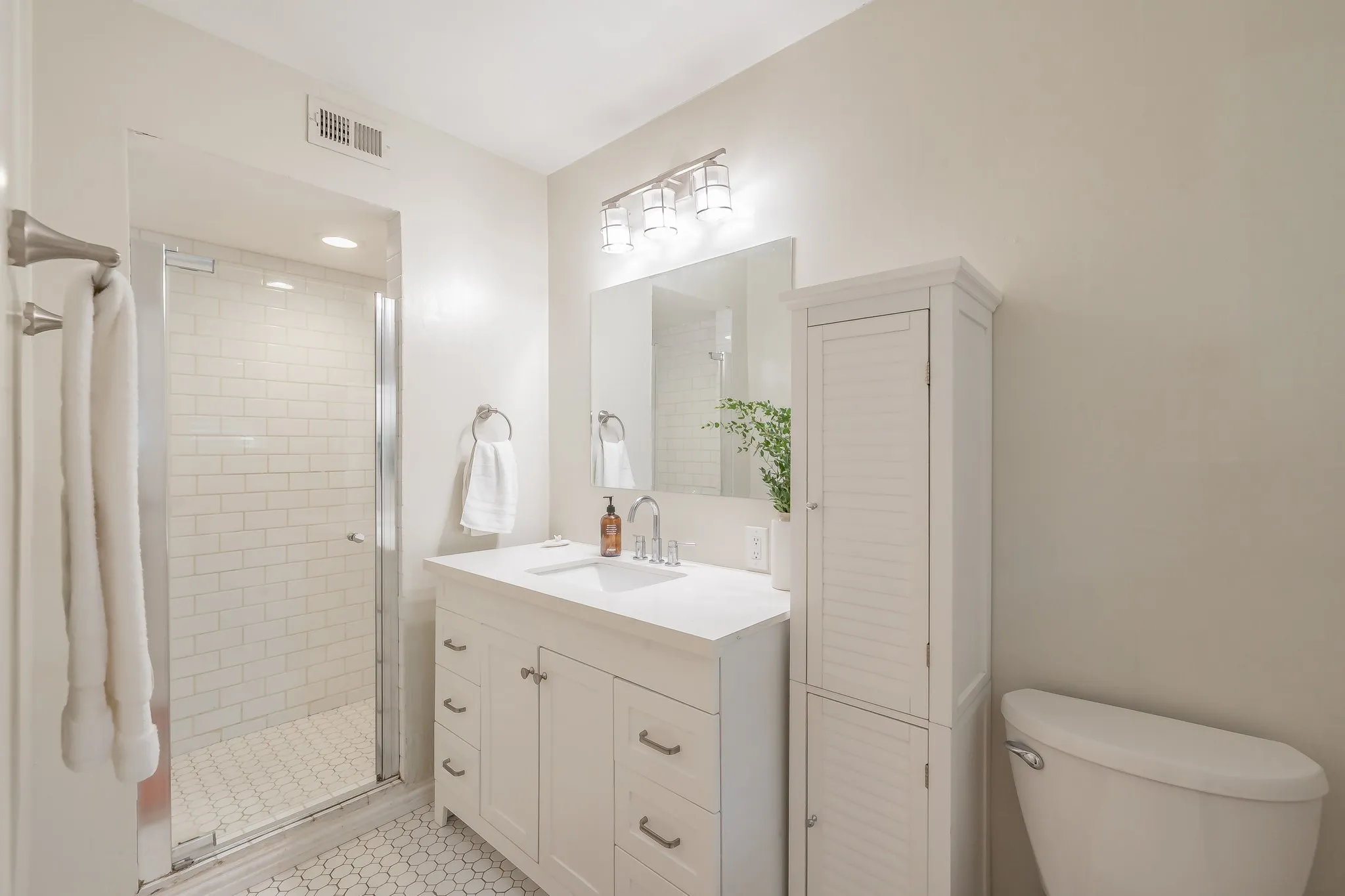 Single Family Residence For Rent in Dallas County , 1714 Kiltartan Drive, Dallas, Texas 75228, 3 Bedroom, 2 Bathroom, 2 Garage spaces, 1,776 Sqft, built in 1957, mls#21357603, Real Estate Agent in Dallas, Homes For Rent in Dallas county, Homes For Rent in Dallas, Realtor in Dallas Texas, Real Estate Brokerage Independent Realty Texas, Luminita Cordes Realtor