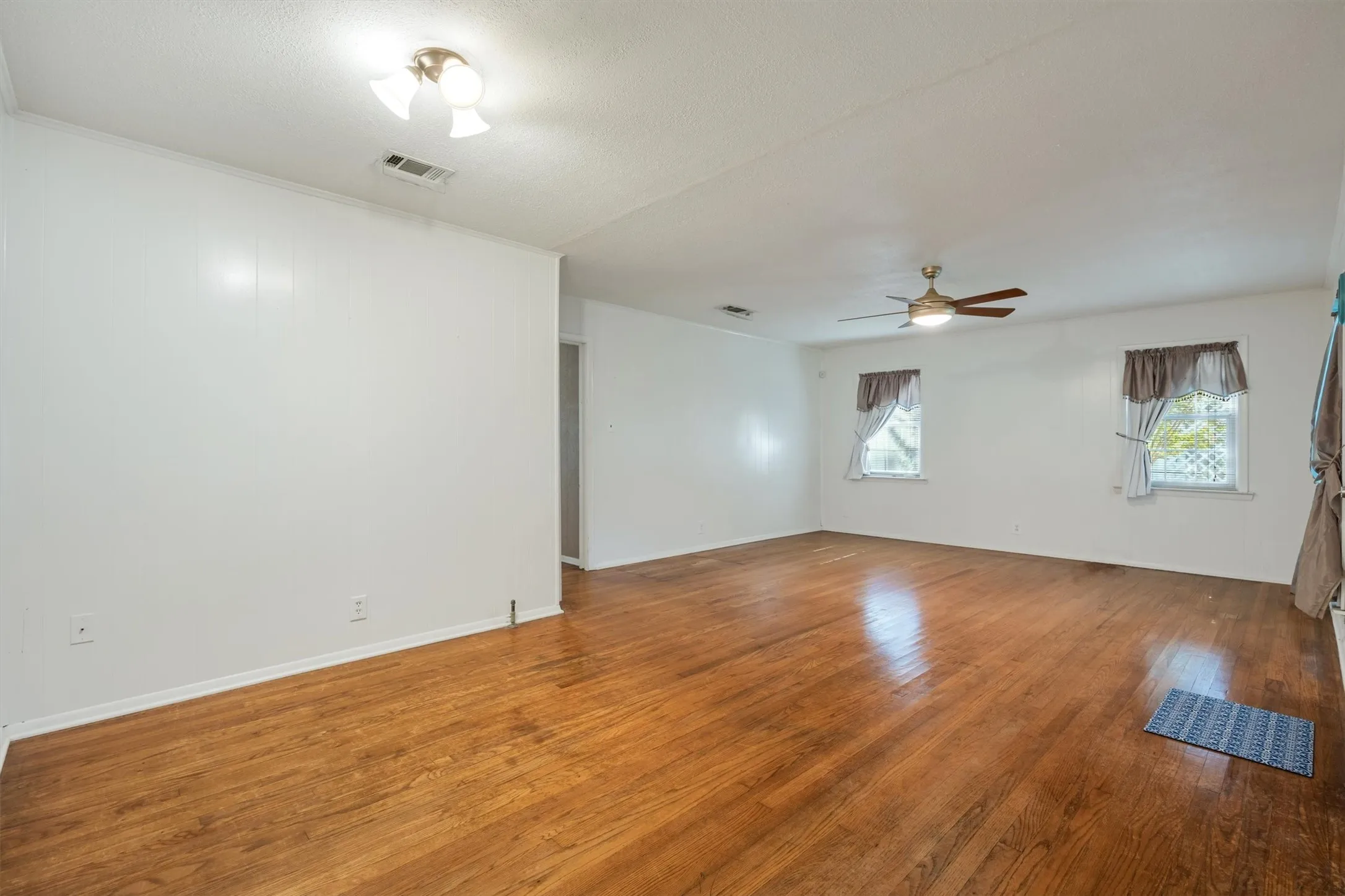 Single Family Residence For Sale in Dallas County , 204 W 7th Street, Irving, Texas 75060, 2 Bedroom, 2 Bathroom, Garage spaces, 1,498 Sqft, built in 1950, mls#21356159, Real Estate Agent in Irving, Homes For Sale in Dallas county, Homes For Sale in Irving, Realtor in Irving Texas, Real Estate Brokerage Independent Realty Texas, Luminita Cordes Realtor