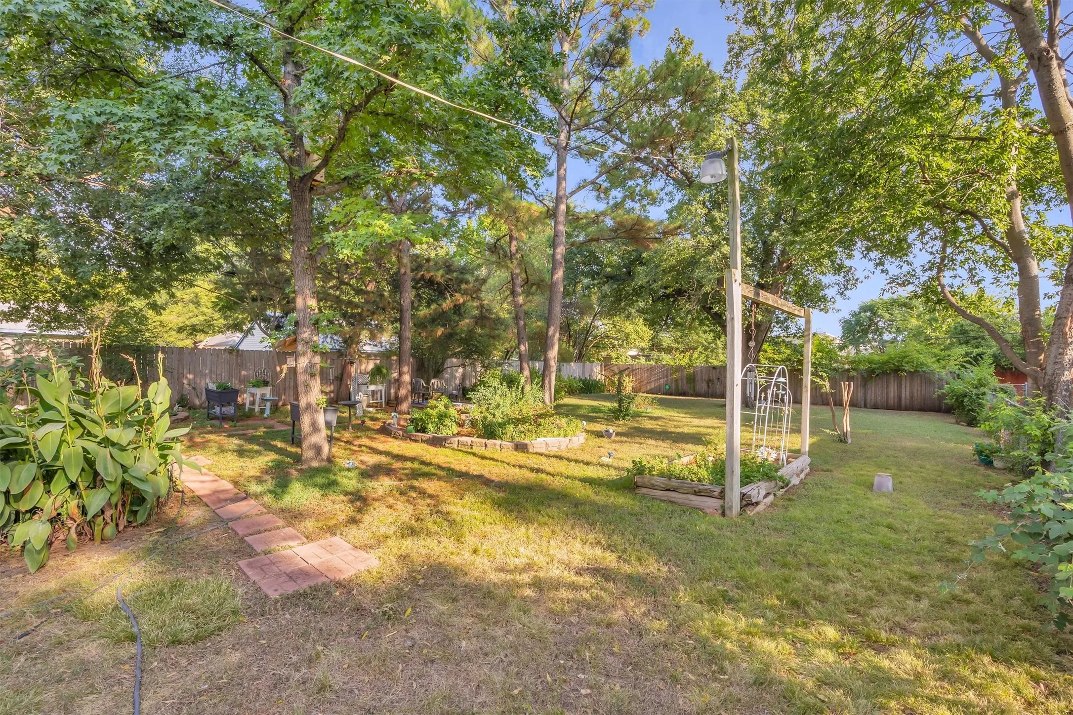 Single Family Residence For Sale in Dallas County , 204 W 7th Street, Irving, Texas 75060, 2 Bedroom, 2 Bathroom, Garage spaces, 1,498 Sqft, built in 1950, mls#21356159, Real Estate Agent in Irving, Homes For Sale in Dallas county, Homes For Sale in Irving, Realtor in Irving Texas, Real Estate Brokerage Independent Realty Texas, Luminita Cordes Realtor