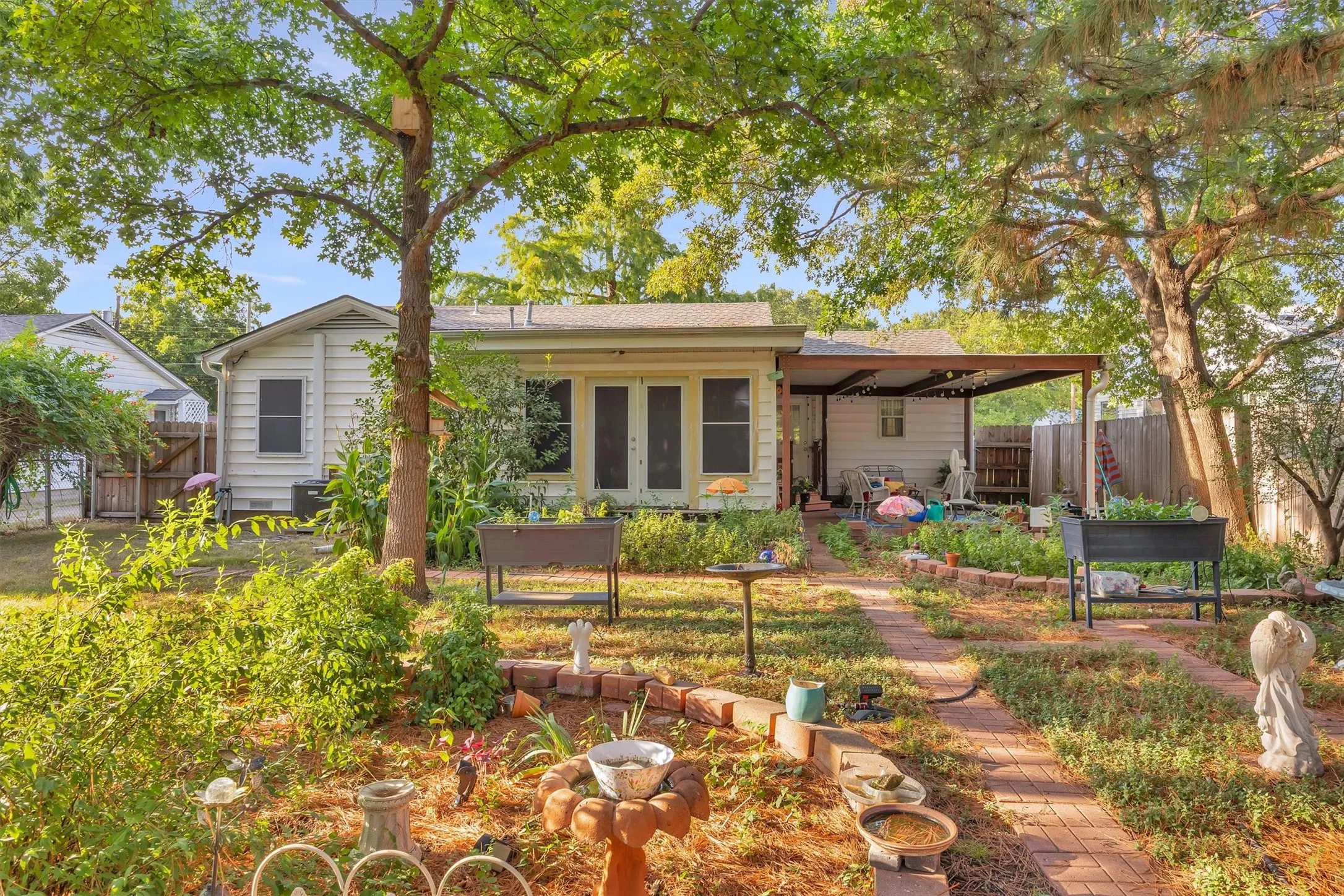 Single Family Residence For Sale in Dallas County , 204 W 7th Street, Irving, Texas 75060, 2 Bedroom, 2 Bathroom, Garage spaces, 1,498 Sqft, built in 1950, mls#21356159, Real Estate Agent in Irving, Homes For Sale in Dallas county, Homes For Sale in Irving, Realtor in Irving Texas, Real Estate Brokerage Independent Realty Texas, Luminita Cordes Realtor