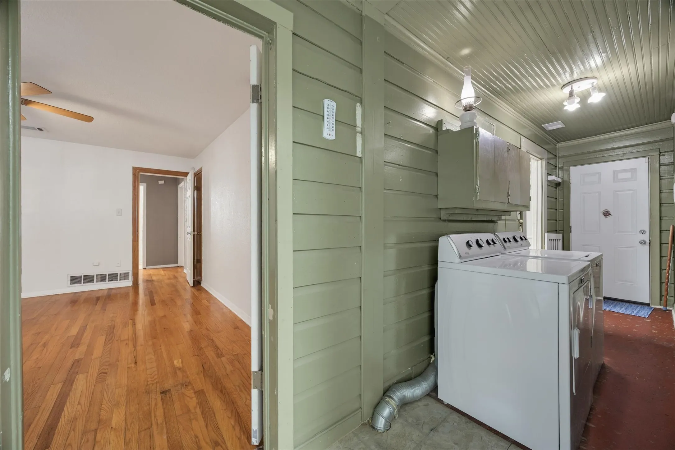 Single Family Residence For Sale in Dallas County , 204 W 7th Street, Irving, Texas 75060, 2 Bedroom, 2 Bathroom, Garage spaces, 1,498 Sqft, built in 1950, mls#21356159, Real Estate Agent in Irving, Homes For Sale in Dallas county, Homes For Sale in Irving, Realtor in Irving Texas, Real Estate Brokerage Independent Realty Texas, Luminita Cordes Realtor