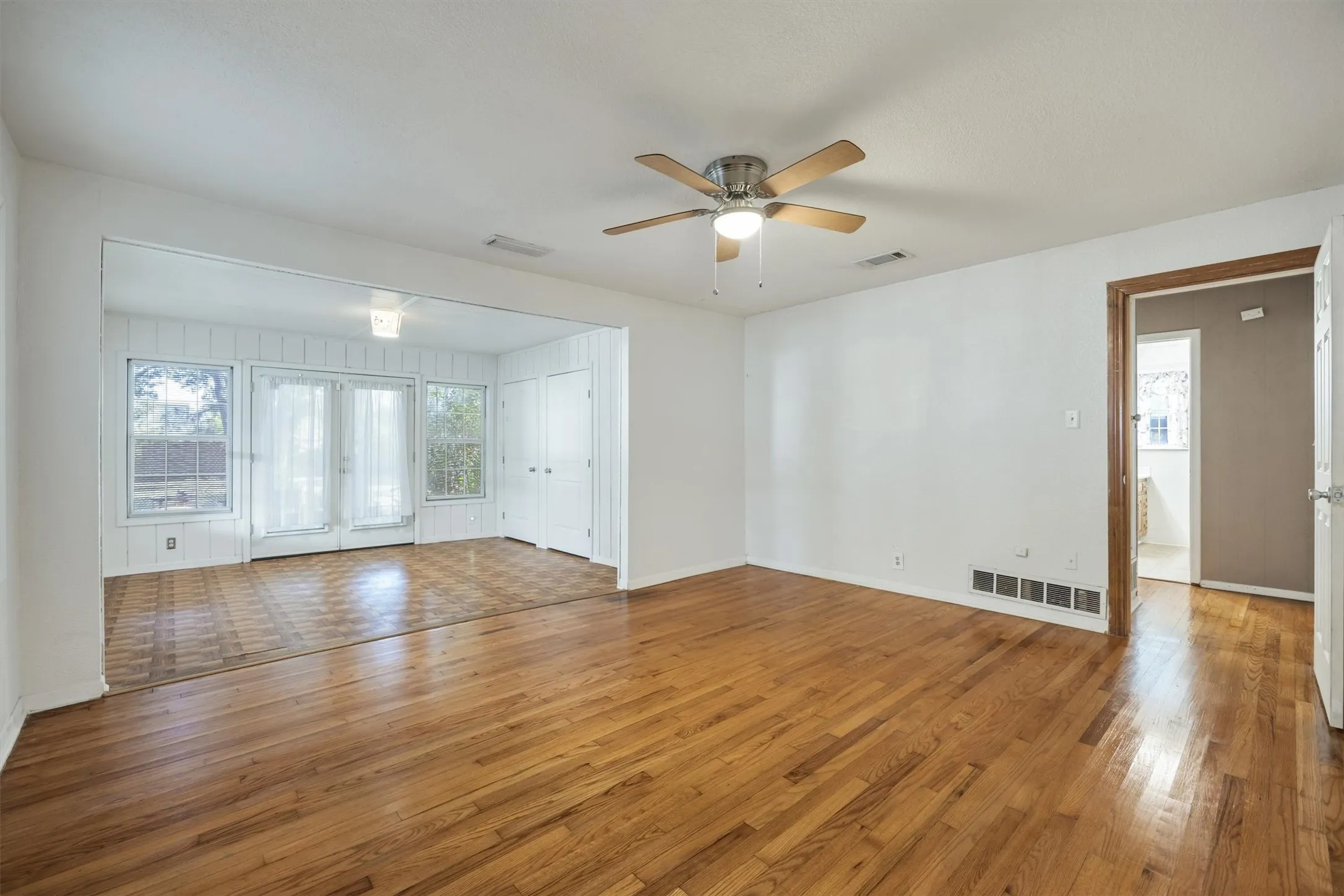 Single Family Residence For Sale in Dallas County , 204 W 7th Street, Irving, Texas 75060, 2 Bedroom, 2 Bathroom, Garage spaces, 1,498 Sqft, built in 1950, mls#21356159, Real Estate Agent in Irving, Homes For Sale in Dallas county, Homes For Sale in Irving, Realtor in Irving Texas, Real Estate Brokerage Independent Realty Texas, Luminita Cordes Realtor