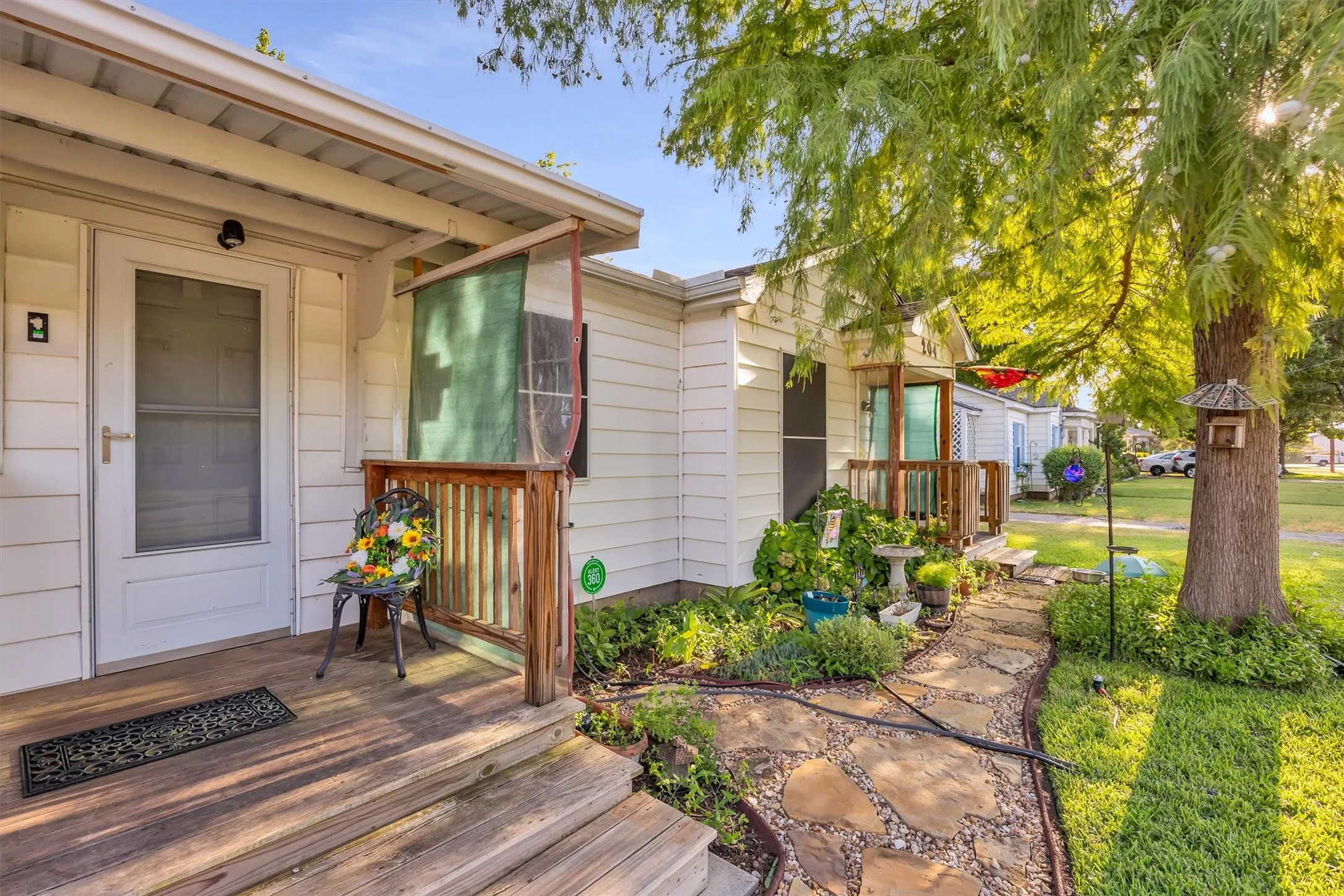 Single Family Residence For Sale in Dallas County , 204 W 7th Street, Irving, Texas 75060, 2 Bedroom, 2 Bathroom, Garage spaces, 1,498 Sqft, built in 1950, mls#21356159, Real Estate Agent in Irving, Homes For Sale in Dallas county, Homes For Sale in Irving, Realtor in Irving Texas, Real Estate Brokerage Independent Realty Texas, Luminita Cordes Realtor