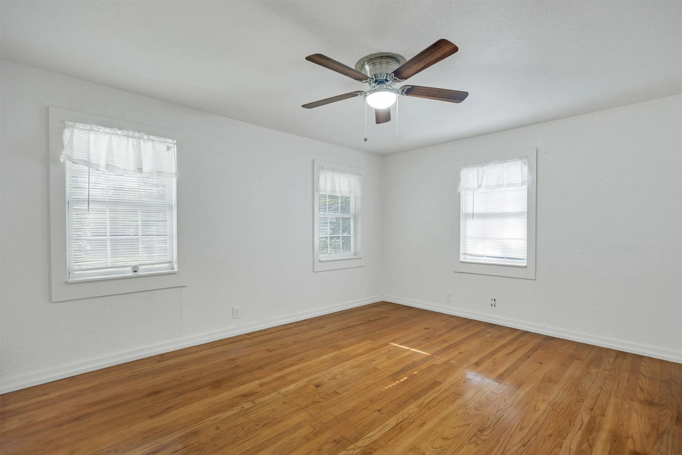 Single Family Residence For Sale in Dallas County , 204 W 7th Street, Irving, Texas 75060, 2 Bedroom, 2 Bathroom, Garage spaces, 1,498 Sqft, built in 1950, mls#21356159, Real Estate Agent in Irving, Homes For Sale in Dallas county, Homes For Sale in Irving, Realtor in Irving Texas, Real Estate Brokerage Independent Realty Texas, Luminita Cordes Realtor