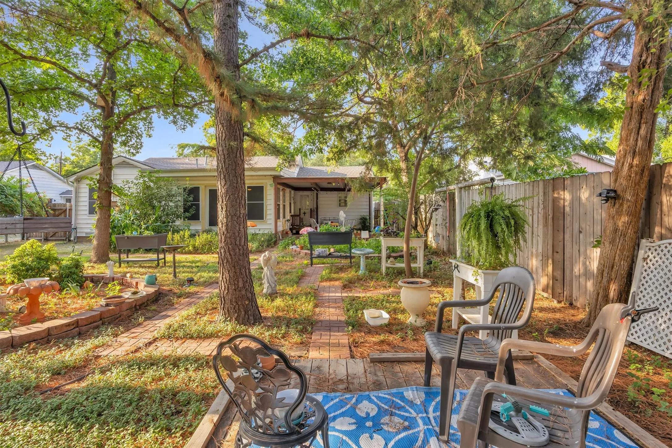 Single Family Residence For Sale in Dallas County , 204 W 7th Street, Irving, Texas 75060, 2 Bedroom, 2 Bathroom, Garage spaces, 1,498 Sqft, built in 1950, mls#21356159, Real Estate Agent in Irving, Homes For Sale in Dallas county, Homes For Sale in Irving, Realtor in Irving Texas, Real Estate Brokerage Independent Realty Texas, Luminita Cordes Realtor