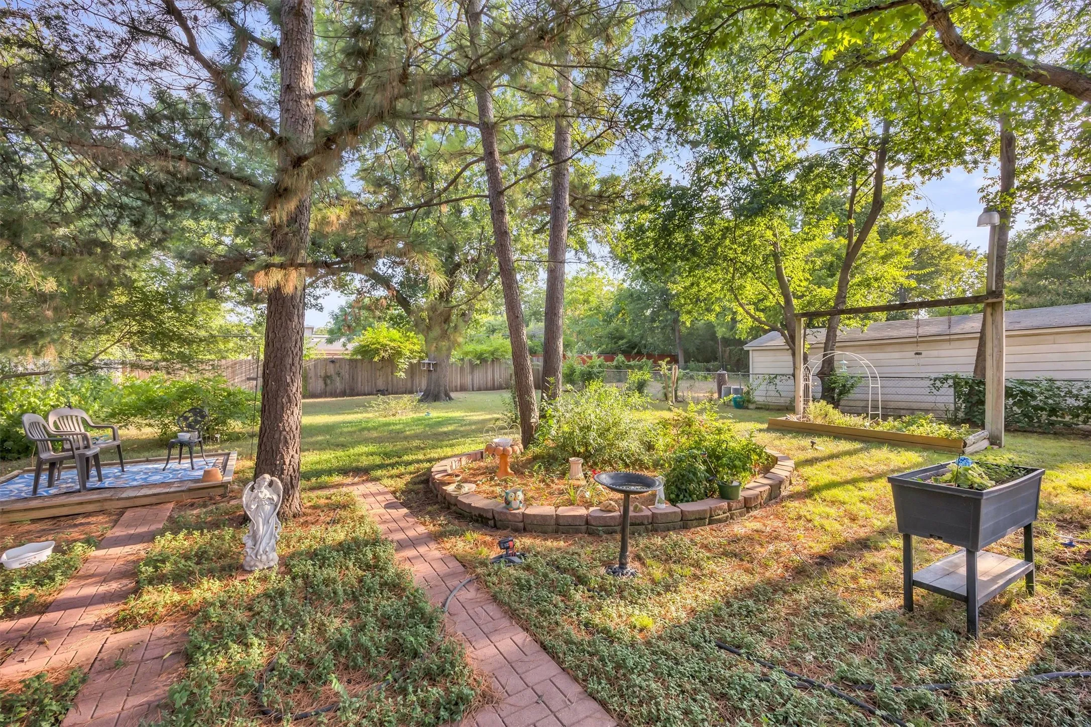 Single Family Residence For Sale in Dallas County , 204 W 7th Street, Irving, Texas 75060, 2 Bedroom, 2 Bathroom, Garage spaces, 1,498 Sqft, built in 1950, mls#21356159, Real Estate Agent in Irving, Homes For Sale in Dallas county, Homes For Sale in Irving, Realtor in Irving Texas, Real Estate Brokerage Independent Realty Texas, Luminita Cordes Realtor