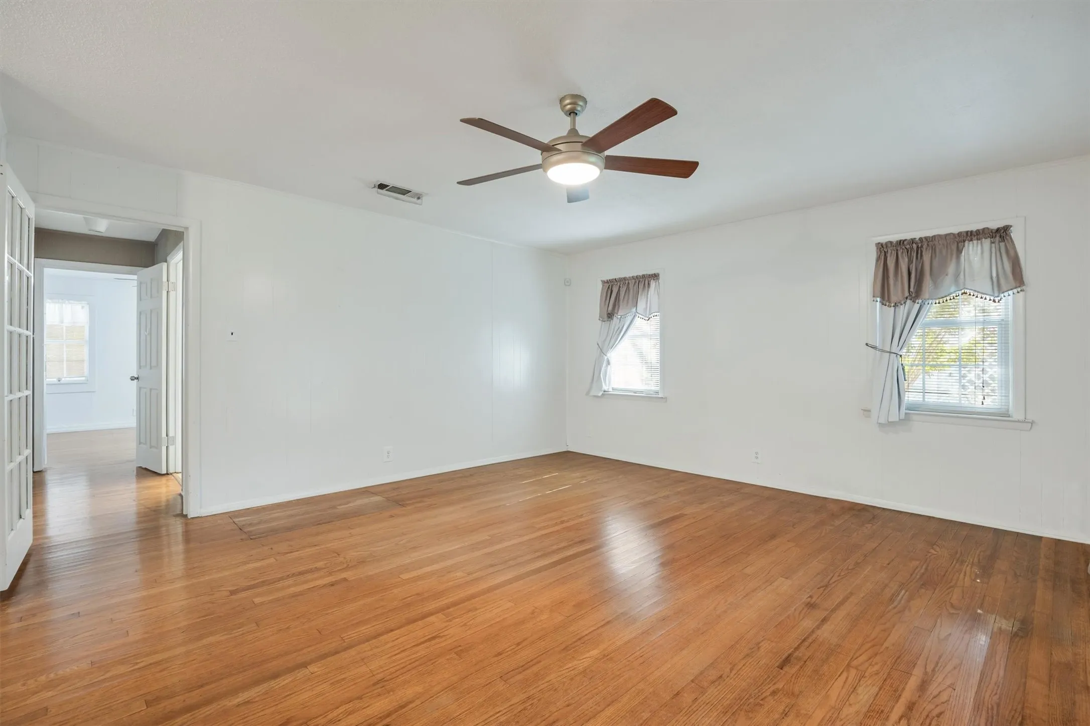 Single Family Residence For Sale in Dallas County , 204 W 7th Street, Irving, Texas 75060, 2 Bedroom, 2 Bathroom, Garage spaces, 1,498 Sqft, built in 1950, mls#21356159, Real Estate Agent in Irving, Homes For Sale in Dallas county, Homes For Sale in Irving, Realtor in Irving Texas, Real Estate Brokerage Independent Realty Texas, Luminita Cordes Realtor
