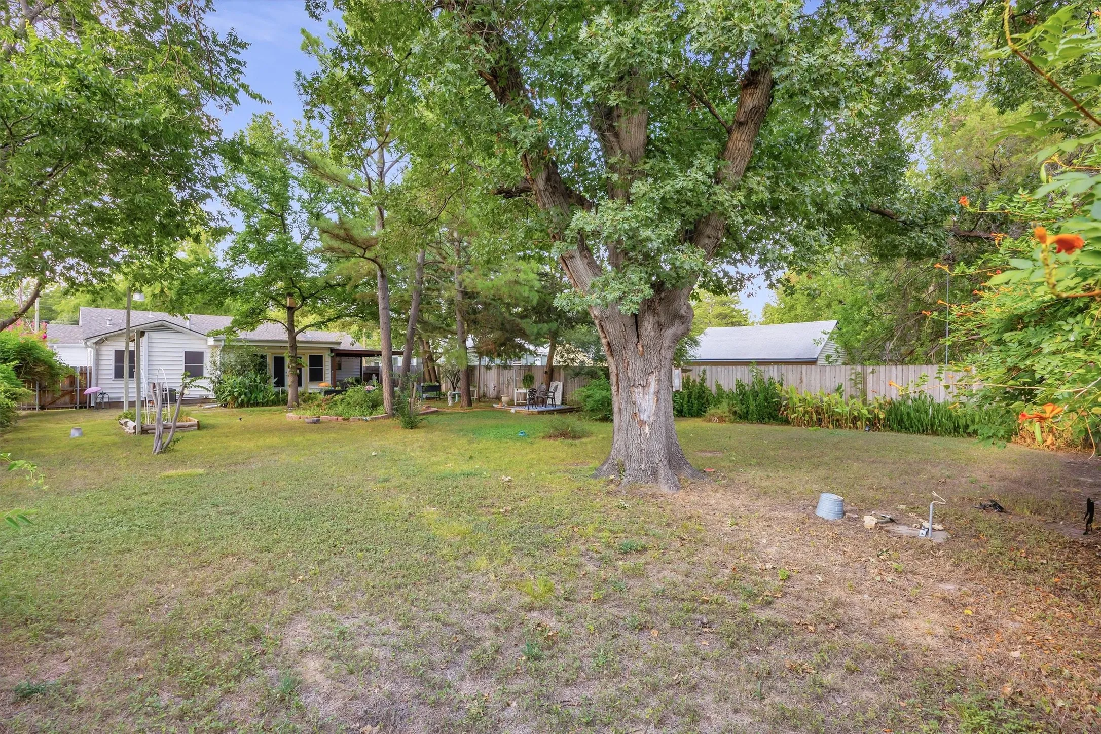 Single Family Residence For Sale in Dallas County , 204 W 7th Street, Irving, Texas 75060, 2 Bedroom, 2 Bathroom, Garage spaces, 1,498 Sqft, built in 1950, mls#21356159, Real Estate Agent in Irving, Homes For Sale in Dallas county, Homes For Sale in Irving, Realtor in Irving Texas, Real Estate Brokerage Independent Realty Texas, Luminita Cordes Realtor