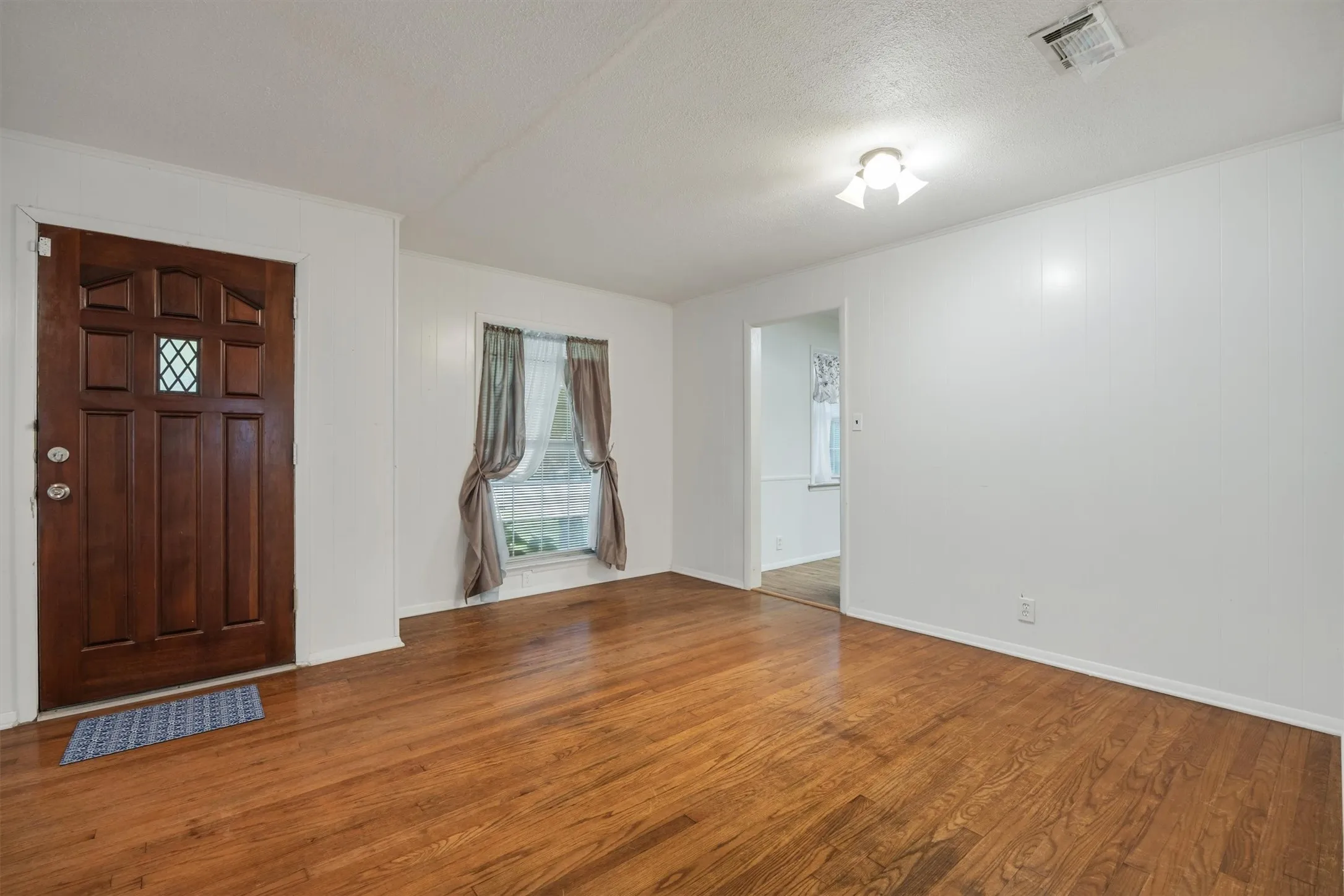Single Family Residence For Sale in Dallas County , 204 W 7th Street, Irving, Texas 75060, 2 Bedroom, 2 Bathroom, Garage spaces, 1,498 Sqft, built in 1950, mls#21356159, Real Estate Agent in Irving, Homes For Sale in Dallas county, Homes For Sale in Irving, Realtor in Irving Texas, Real Estate Brokerage Independent Realty Texas, Luminita Cordes Realtor