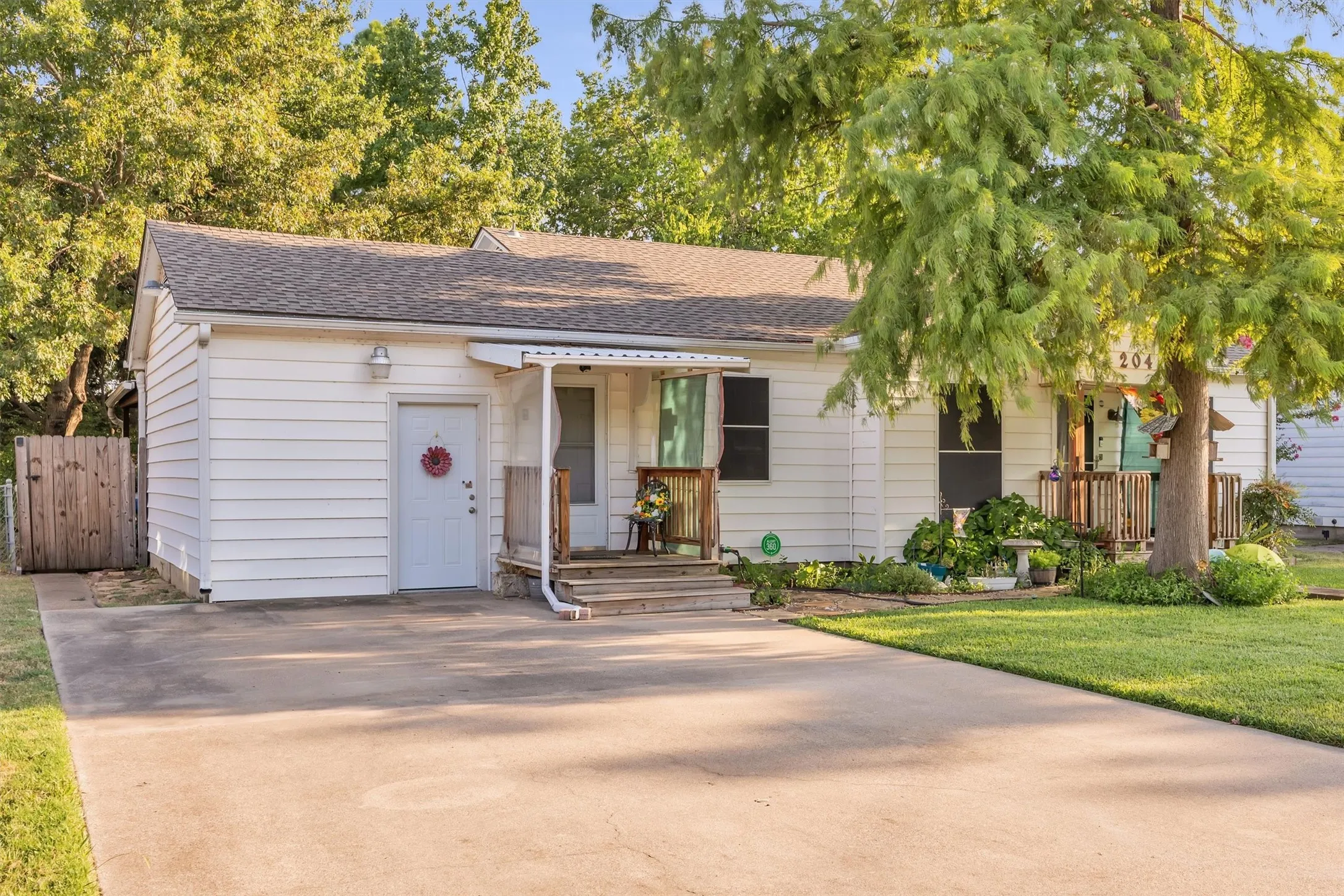 Single Family Residence For Sale in Dallas County , 204 W 7th Street, Irving, Texas 75060, 2 Bedroom, 2 Bathroom, Garage spaces, 1,498 Sqft, built in 1950, mls#21356159, Real Estate Agent in Irving, Homes For Sale in Dallas county, Homes For Sale in Irving, Realtor in Irving Texas, Real Estate Brokerage Independent Realty Texas, Luminita Cordes Realtor