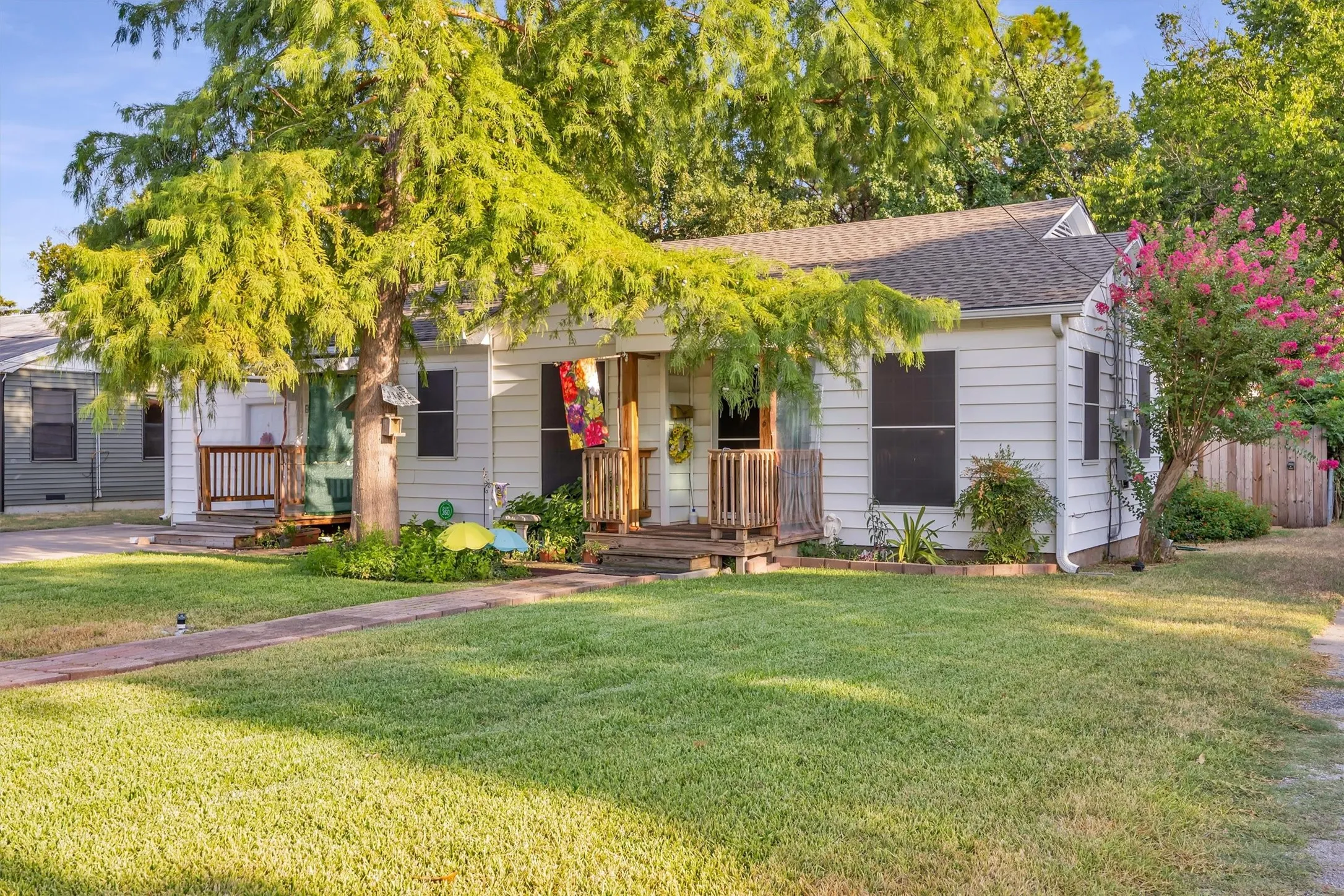 Single Family Residence For Sale in Dallas County , 204 W 7th Street, Irving, Texas 75060, 2 Bedroom, 2 Bathroom, Garage spaces, 1,498 Sqft, built in 1950, mls#21356159, Real Estate Agent in Irving, Homes For Sale in Dallas county, Homes For Sale in Irving, Realtor in Irving Texas, Real Estate Brokerage Independent Realty Texas, Luminita Cordes Realtor